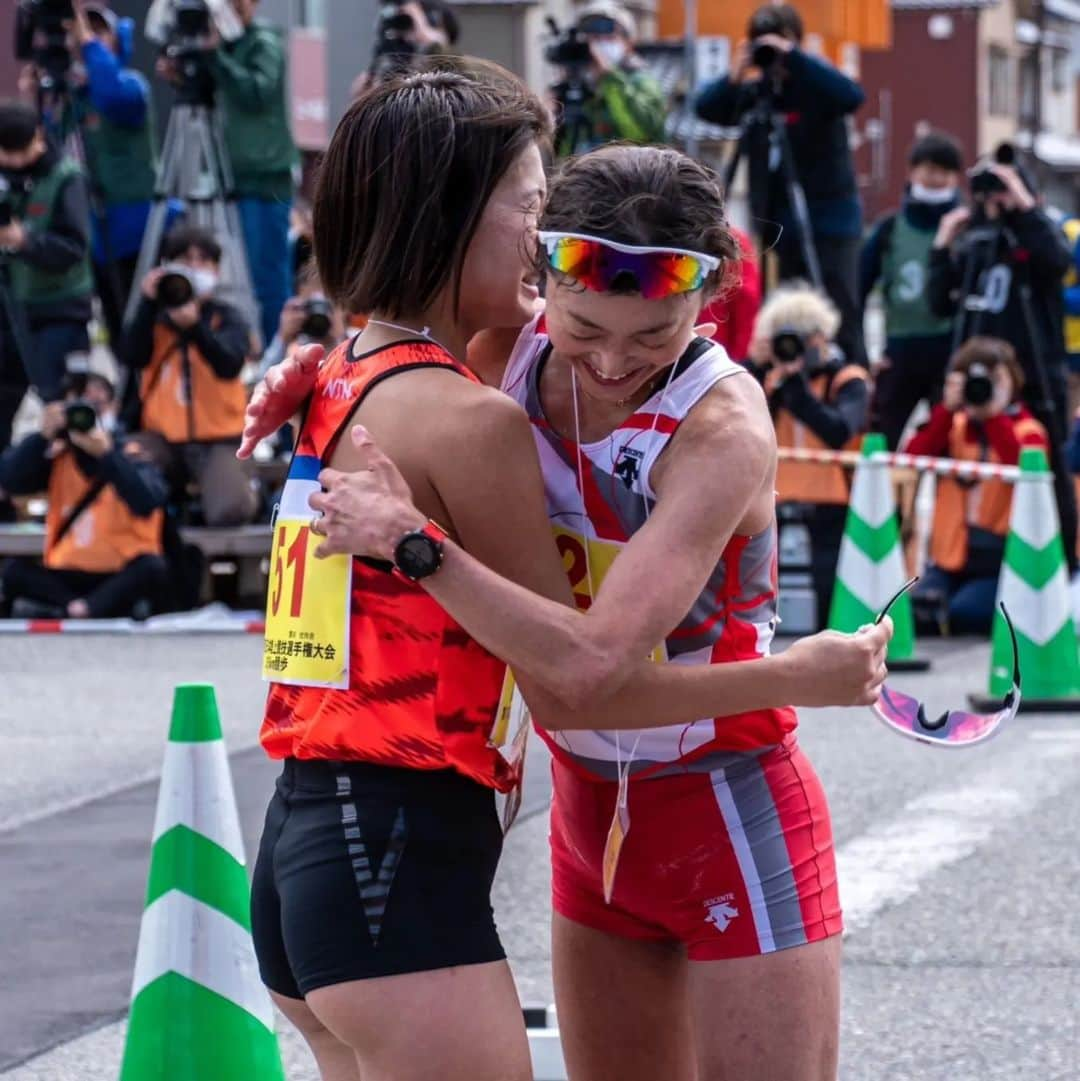 岡田久美子さんのインスタグラム写真 - (岡田久美子Instagram)「日本選手権35km競歩、日本新で優勝することができました😳  近年は、なかなか結果を残せずに苦しんできましたがやっと納得のいく歩きができたと思います。  日本新の好タイムを出せたのはラスト10kmで大幅にペースアップしてくれた園田さんのおかげです。  この大会にむけ覚悟を決めてからの練習とレースを終えて、 “35kmの練習は底力がつく” という感覚でした。  これからもさまざまなことに挑戦し続け、支えてくださる方々と喜びを分かち合えるよう頑張ります！応援ありがとうございました✨ #日本選手権35km競歩　 #racewalker #競歩 #輪島競歩」4月18日 14時08分 - okaoka1017