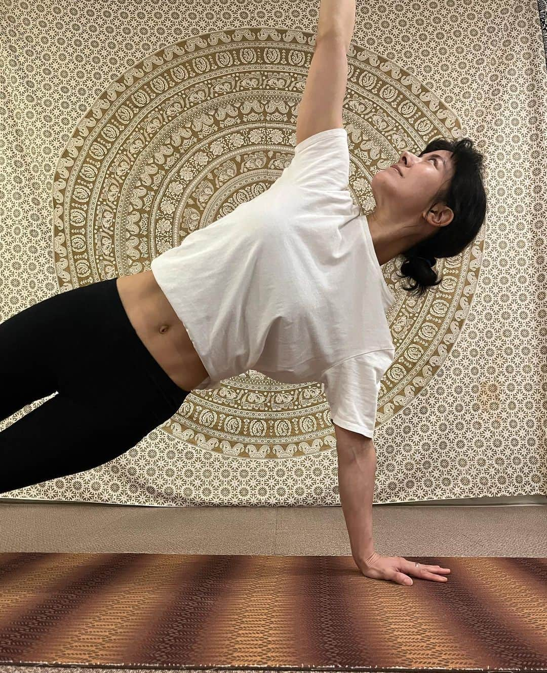 秋葉里枝のインスタグラム：「🧘‍♀️🧘🧘‍♀️🧘❤️  요가는 늘 날 지탱해주는 존재 🙏」