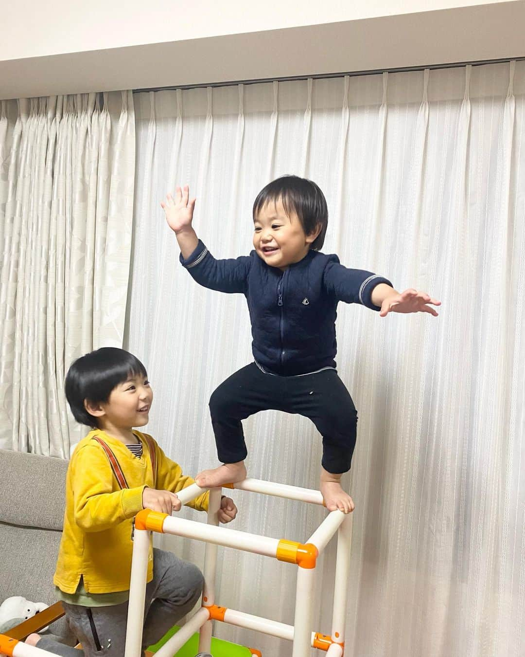 豊崎由里絵のインスタグラム：「. 危ないことしかしない２歳児😱  ケガが怖いのでジャングルジムの撤去を検討しましたが、 ジャングルジムを撤去したところで 代わりに机やキッチンカウンターに上って 同じことをやるだけなので 諦めました…😇  彼の好奇心は誰にも止められません。😇  さて！ 明日のTOKYO MX「激論サミット」では 「飲食店の子連れ禁止ルールの是非」について議論します！✨  私自身、たくさん悩んだ子連れ外食問題… Twitterでも参加できますので 皆さんの声をぜひ聞かせてくださいね〜！ 生放送は明日8:00から、再放送は20:30からです✨ #イヤイヤ期　#イヤイヤ絶頂期 #子連れ外食　#男の子ママ　#2児のママ」