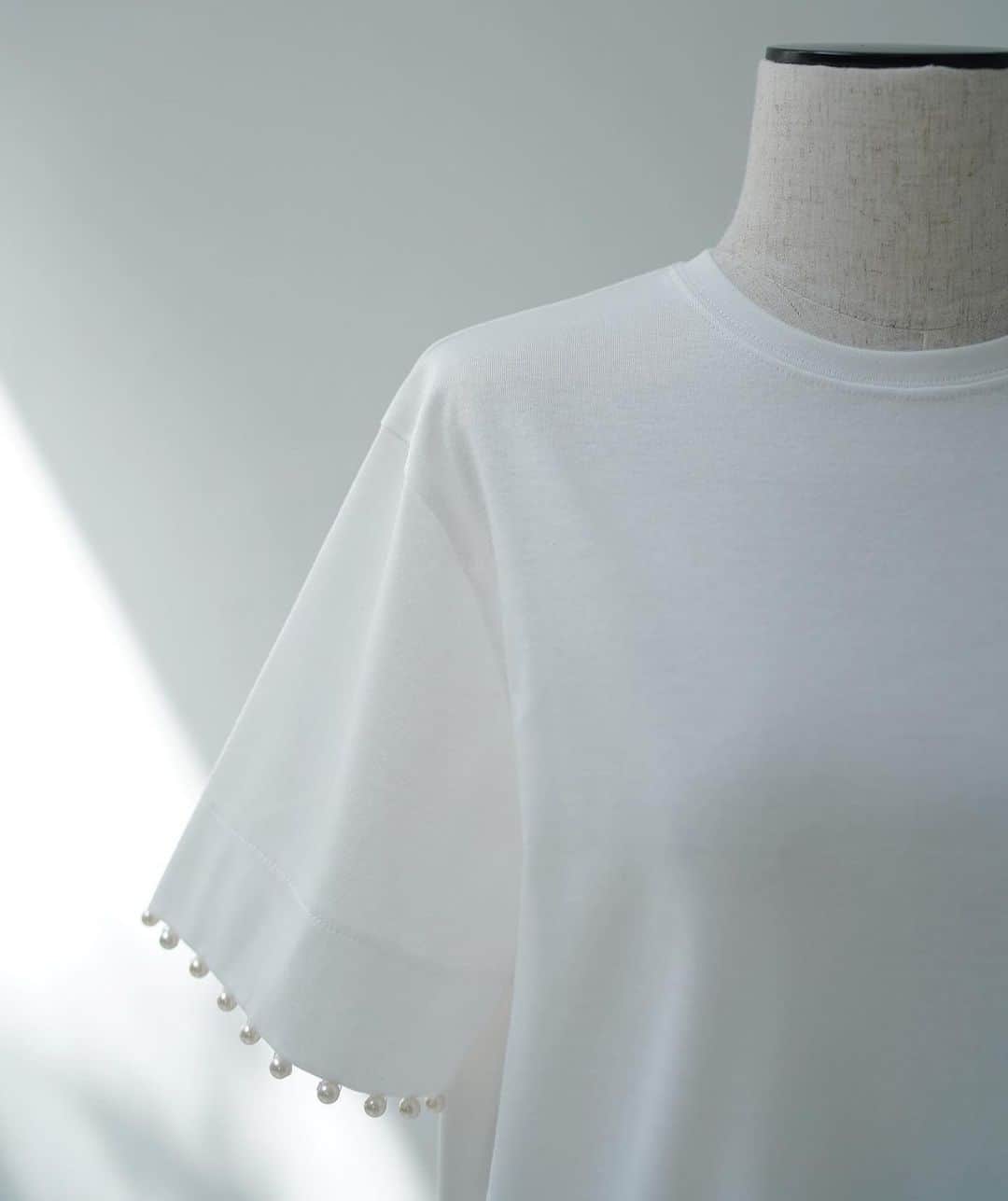 鈴木六夏さんのインスタグラム写真 - (鈴木六夏Instagram)「love Pearl T-shirts @the9shop_211   引き続き、Webサイトにご用意しております。いつもsold outのお品ばかりで せっかくサイトを覗いて頂いても、つまらないよなぁと思ったり、  Tシャツって、これからどんどん暑くなってきた時にこそやっぱり欲しいって思ったりするものだよね？思ったりして。  今年のパールTシャツは欲しいと思って頂いた時に買える！様ご用意しておりますのでぜひ、ゆっくりご検討いただきながら欲しいものリストに入れて頂ければ嬉しいです♡」4月18日 14時37分 - rikuka.62