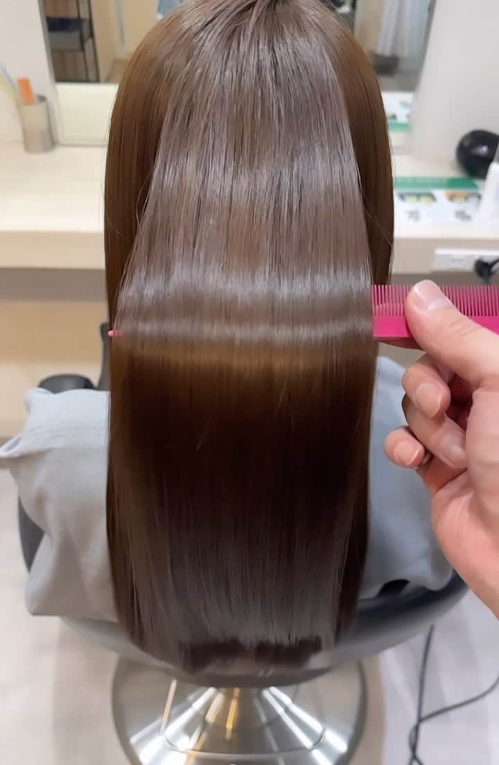 守永真彩のインスタグラム：「. . @nerie.tokyo  @nerie_suwatomoya   銀座nerie🌿✨ ロングヘアは髪質がいのち。 触りたくなる髪にしてもらいました🤍  #サラサラヘアー #ロングヘア　#hair」
