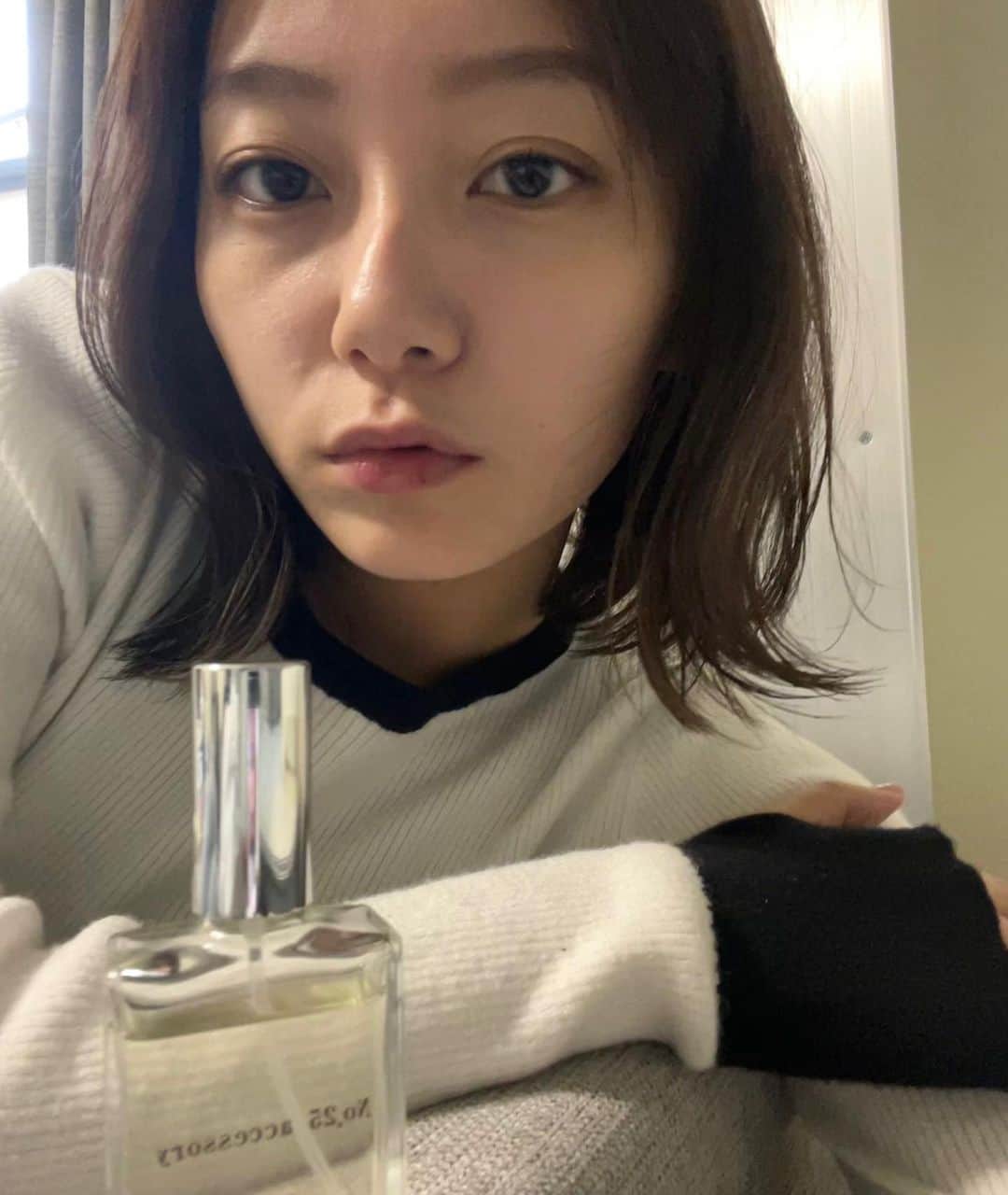 工藤綾乃のインスタグラム：「最近お気に入りのものたち！ @no.25accessory のフレグランス とバングル！🥰 指輪とブレスレットはどこだったか忘れました😅夏に向けて手元は大事！そして匂いも大事！ めっちゃ活用しております！」