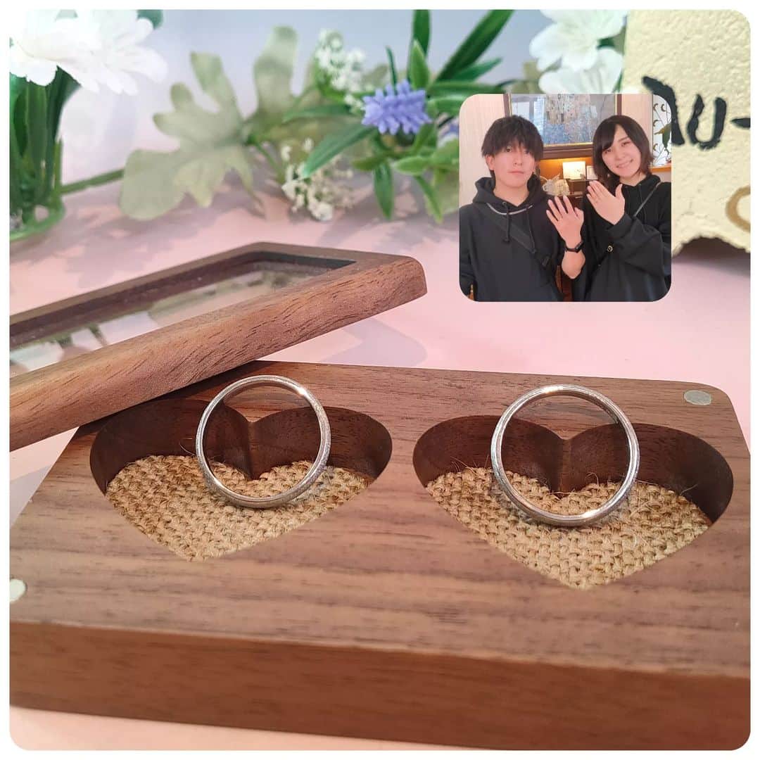 手作り指輪【ジュエリーアウラ】福岡のインスタグラム：「当日、お持ち帰り できる結婚指輪  ✩.*˚フォロミー @jewelry.aura   手作りシルバーコースの中に、プレミアムコースがあります。  プラチナを10%配合して、変色を極力抑えた素材。 プラチナ100を使用しています。  ①リング内側に刻印 ②好きな仕上げを選んで ③サービスのプラチナコーティングでさらに美しく。  2本で43560円が 34980円です。  大切な人との 大切なペアリングに お勧めです♡♡  @jewelry.aura」