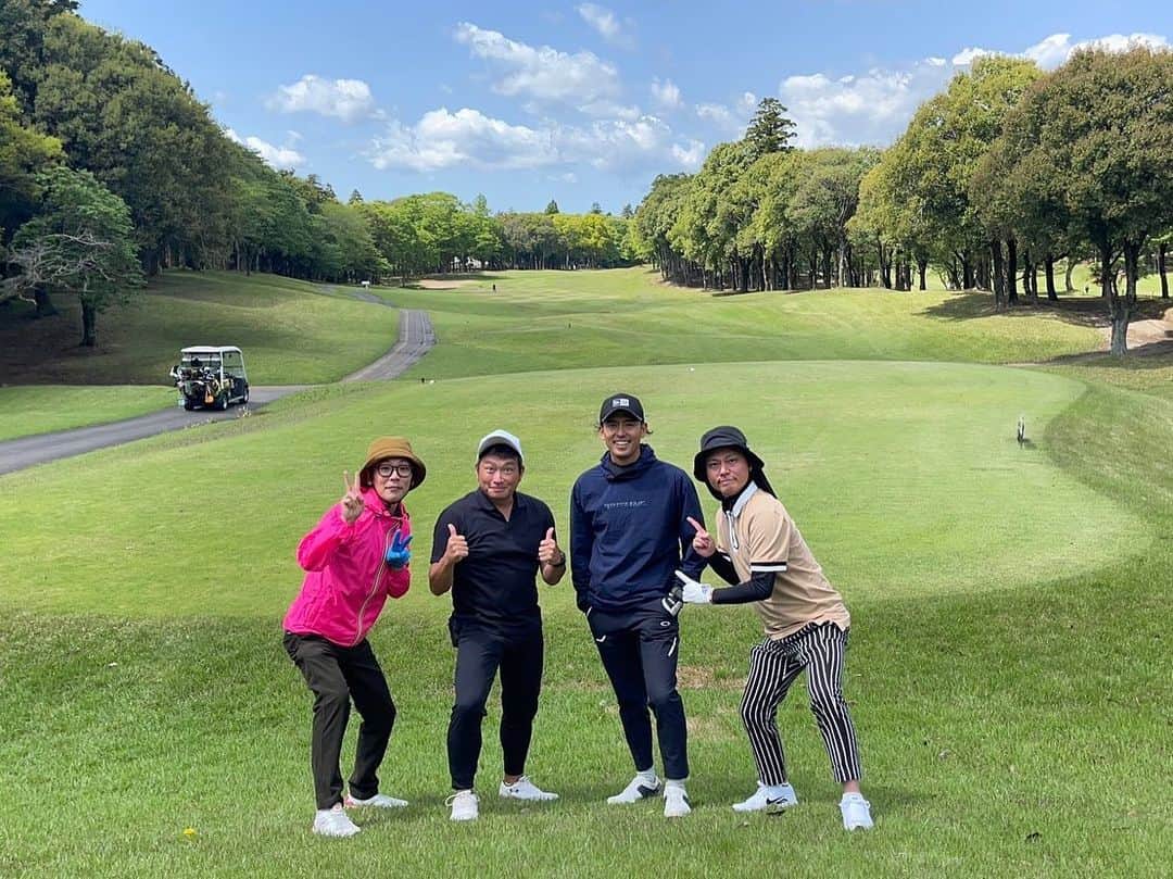 永島知洋さんのインスタグラム写真 - (永島知洋Instagram)「Kくんと！ なんとゴルフへ。。。 いつものおさむと 元オテンキの江波戸も。 江波戸も久々で元気すぎました。 Kくんはゴルフのプレーも全てがかっこよかったです。 楽しかった。 #永島知洋 #k  #江波戸邦昌 #中川おさむ #ゴルフ #ゴルフ日和」4月18日 14時46分 - tomohiro.nagashima