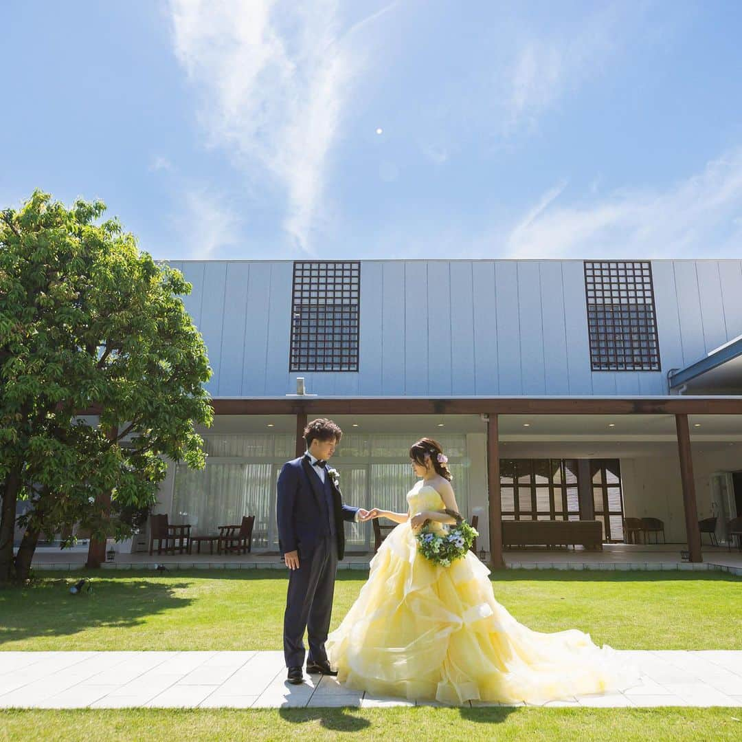 結婚式場ブランレヴュー宇都宮アクアテラスさんのインスタグラム写真 - (結婚式場ブランレヴュー宇都宮アクアテラスInstagram)「・ \暖色ドレス5選Part1/ ブランレヴューの卒ハナ嫁様が実際に お召しになったドレスをご紹介♬  ①パステルオレンジドレス オレンジとグリーンの相性は抜群でドレスがとても映えます♪ 甘くなりすぎたくない方におすすめ  ②ブラウンドレス ブランレヴュー花嫁様に大人気の ブラウンドレス 披露宴会場、ガーデン、ラウンジなど ブランレヴューにピッタリのお色味です♡  ③テラコッタドレス トレンドのテラコッタは おしゃれ花嫁様に大人気✨ 煌めくナイトガーデンに負けない 煌めき溢れるドレスです  ④イエロードレス 青空、自然ととてもマッチする イエロー これからの春夏シーズンに とてもおすすめです☺︎  ⑤ボルドードレス 派手すぎないボルドーは キレイめ花嫁様にとても人気👀 大人っぽいドレスコーデをしたい 花嫁様必見です♪  . . 𖥧 𖥧 𖧧 ˒˒. . 𖡼.𖤣𖥧 ⠜ . . 𖥧 𖥧 𖧧 ˒˒. . 𖡼.𖤣𖥧 ⠜ ⁡ 公式HPでは、 スタッフブログやウェディングレポートなど 様々な情報を記載中*♪。 ⁡ @blancrevue_wedding  プロフィールリンクよりとべます♪ ⁡ 要チェックです✎ᐝ ⁡ #ブランレヴュー宇都宮アクアテラス#ブランレヴュー #栃木結婚式場#栃木花嫁#宇都宮結婚式場#宇都宮花嫁#dearswedding#dears花嫁 #プレ花嫁#全国のプレ花嫁さんと繋がりたい #日本中のプレ花嫁さんと繋がりたい #ウエディングドレス#ウエディングケーキ #ウエディングフォト#ウエディングブーケ  #ガーデン #ガーデンウェディング  #ガーデンパーティー  #ガーデンフォト #フォト  #フォトウエディング  #チャペル #チャペル挙式  #ガーデン  #ガーデンウェディング  #ガーデン挙式 #テラコッタ  #テラコッタドレス #ボルドー  #オレンジ」4月18日 14時51分 - blancrevue_wedding