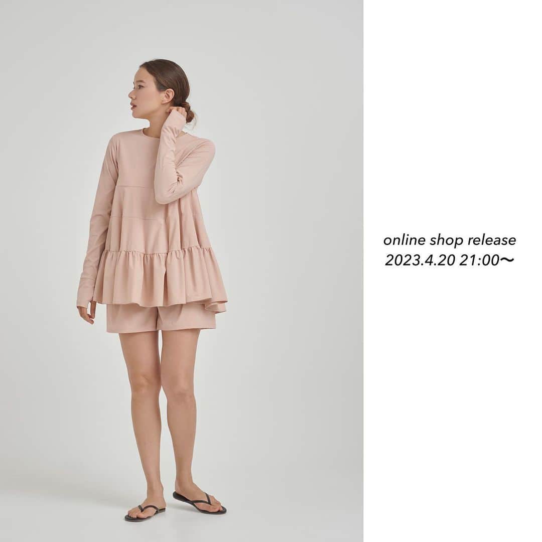 yoriのインスタグラム：「*online shop release*  4/20 pm21:00〜 2023spring  mizugiwaシリーズ新作が 入荷致します！  詳細はonline shopを ご覧下さい！  #COOL撥水ティアードブラウス  #COOL撥水ショートパンツ  #yori_japan」