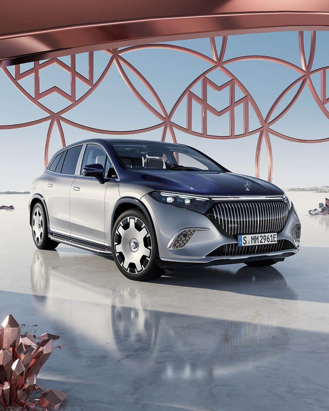 メルセデス・ベンツさんのインスタグラム写真 - (メルセデス・ベンツInstagram)「Welcome to the era of electromobility. The all-new fully electric Mercedes-Maybach EQS SUV. Welcome to Beyond.  #MercedesMaybach #Maybach #MaybachEQSSUV #Luxury #WelcomeToBeyond  [Mercedes-Maybach EQS 680 SUV vorläufige Werte WLTP | Stromverbrauch kombiniert: 24,4-22,5 kWh/100 km | CO₂-Emissionen kombiniert: 0 g/km]*  *Angaben zum Stromverbrauch und zur Reichweite sind vorläufig und wurden intern nach Maßgabe der Zertifizierungsmethode „WLTP-Prüfverfahren”ermittelt. Es liegen bislang weder bestätigte Werte von einer amtlich anerkannten Prüforganisation noch eine EG-Typgenehmigung noch eine Konformitätsbescheinigung mit amtlichen Werten vor. Abweichungen zwischen den Angaben und den amtlichen Werten sind möglich.」4月18日 15時02分 - mercedesbenz