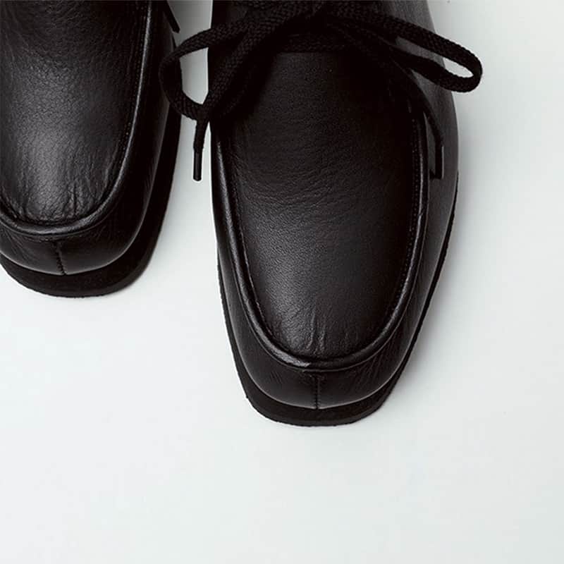 UOMOさんのインスタグラム写真 - (UOMOInstagram)「【年相応なオシャレを作るダッドな革靴】 スタイリストがすすめる大人のためのニューウェーブな革靴  ■MARIANNU 「医療用をベースにしているからこその、ジェンダーレスなフォルムが面白い。柔らかい厚底ソールとスクエアなトウの形にはツヤっぽさや、とがった印象がまったくなく、かわいげあるダッドデザインです」（片貝俊さん）  #MARIANNU #マリアンヌ #革靴 #uomo #uomo_magazine #webuomo」4月18日 15時00分 - uomo_magazine