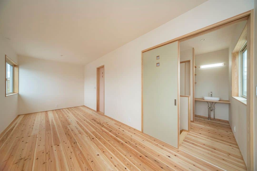 ミヤワキホームさんのインスタグラム写真 - (ミヤワキホームInstagram)「２階の子供部屋となります。 広い１部屋ですが、お子様にそれぞれのお部屋が必要になられた時、家具などで仕切りをすることでライフステージに合った間取りにすることが可能です。  壁・天井：和紙  床：無垢材スギ －－－－－－－－－－－－－－－－－－－－－－－ 他の施工事例はこちらから ➭➭➭ @miyawakihome #家づくり に役立つ情報を定期的に更新中 －－－－－－－－－－－－－－－－－－－－－－－ #子供部屋 #子ども部屋 #子ども部屋作り #仕切れる部屋 #間仕切り #2ドア1ルーム #キッズルーム #引き戸 #和紙壁紙 #家づくりアイディア #失敗しない家づくり #後悔しない家づくり #住まい #間取りの工夫 #自然素材の家 #無垢 #無垢材 #新築 #マイホーム #工務店がつくる家 #リフォーム #リノベーション #高岡工務店 #富山注文住宅 #高岡注文住宅 #高岡市 #木の家 #ミヤワキ建設 #ミヤワキホーム」4月18日 15時00分 - miyawakihome