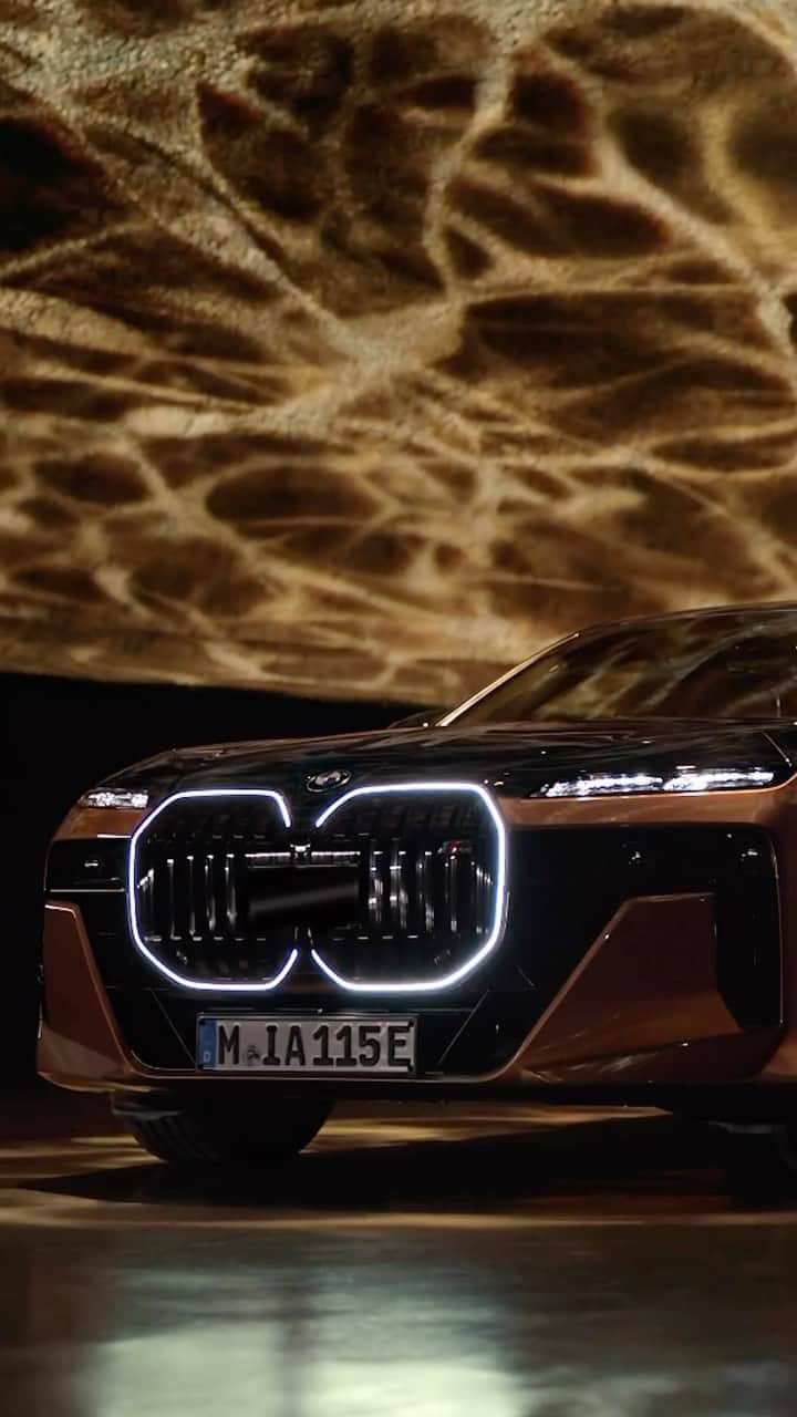 BMWのインスタグラム：「The mission is ultimate comfort ✅  Step inside and experience the refined interior of THE i7 M70.  #THEi7M70 #BMW #ThisIsForwardism __ BMW i7 M70 xDrive*: Energy power consumption in kWh/100 km (combined): 23.8-20.8 (WLTP); CO2 emissions in g/km (combined): 0 g; Electric range in km: 488-560 (WLTP) *Preliminary data」