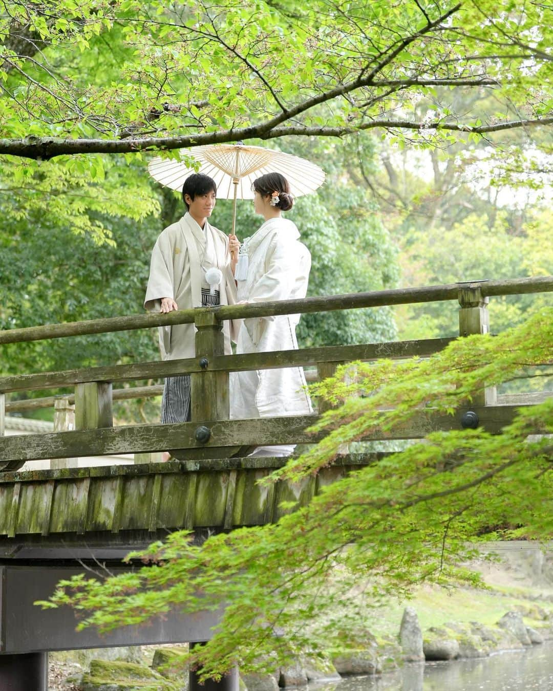 studioTVB NARAのインスタグラム：「奈良公園、浮見堂ロケーション🌳🦌 ・ これから新緑シーズンで過ごしやすい季節になりますね🌿✨ ・ 奈良の若草山は緑が綺麗で山頂から見渡す 街並みの景色がとても綺麗なスポットです🌳🫧 ・ 奈良の撮影ご予約も是非 お待ちしております🦌🤍    ┈┈┈┈┈┈┈┈┈┈┈┈┈┈┈┈┈┈  撮影のご予約やお問い合わせはHPの お問い合わせフォーム・DM・ お電話より受け付けております🌸  💌 namba@st-tvb.jp 📞06-6616-9890  営業時間 月〜金 11:00-20:00 土日祝 10:00-19:00  前撮り / ウエディングフォト @studiotvb_namba @decollte_weddingphoto @decollte_wedding  ┈┈┈┈┈┈┈┈┈┈┈┈┈┈┈┈┈┈┈┈  #撮る結婚式 #スタジオTVBなんばパークス店 #スタジオTVB  ┄┄┄┄┄┄┄┄┄┄ #新緑 #フォトウェディング #大阪前撮り #関西前撮り #結婚式準備 #結婚式レポ #プレ花嫁 #卒花嫁 #関西花嫁 #大阪花嫁 #日本中のプレ花嫁さんと繋がりたい #結婚式前撮り #前撮り #後撮り #結婚前撮り #結婚写真 #ウェディングフォト #ロケーションフォト  #ロケーション前撮り  #花嫁ヘア #カラードレス  #洋装ヘアアレンジ  #洋装前撮り  #ドレス試着  #ブライダルアクセサリー  #ウエディング撮影  #若草山」