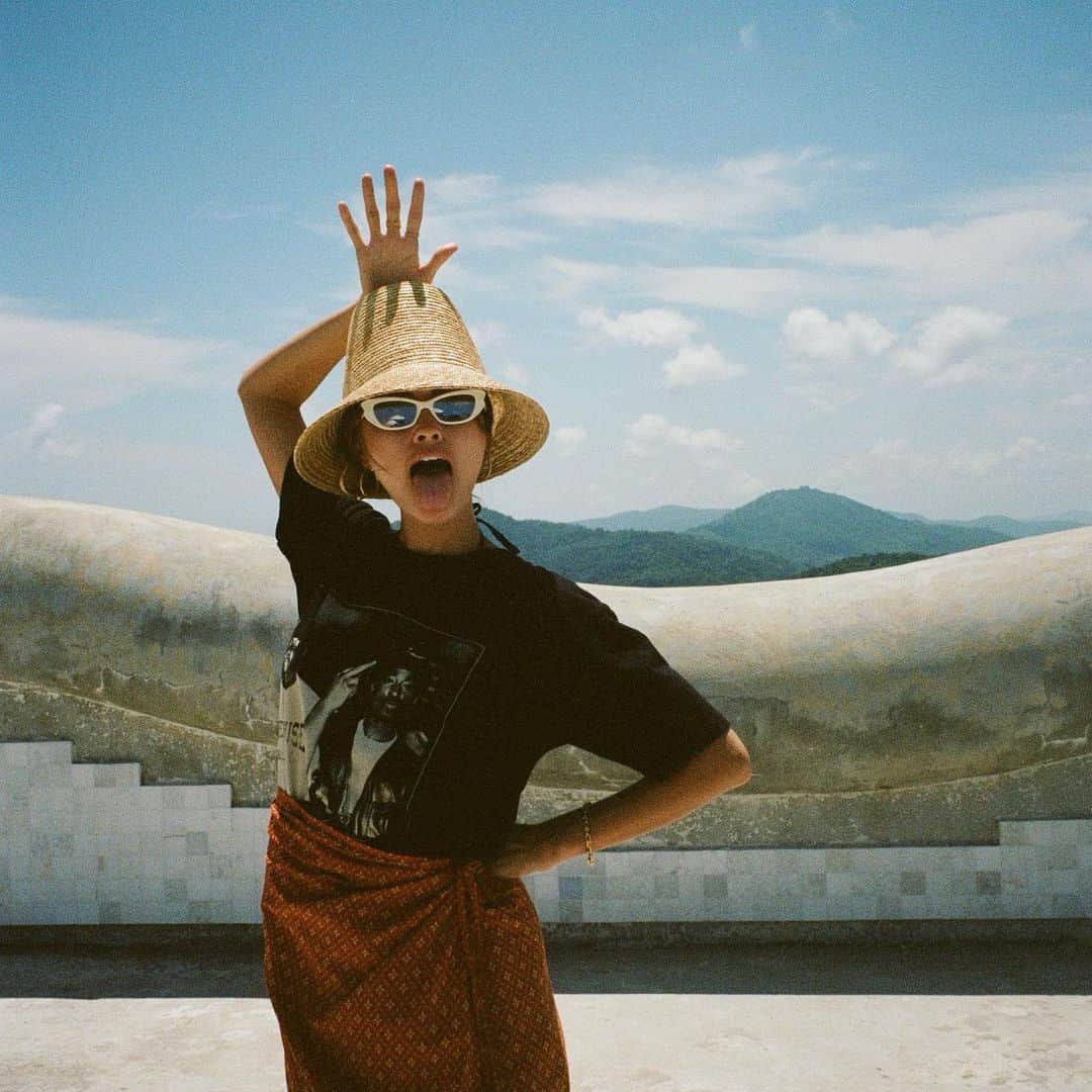 サラ・エレンのインスタグラム：「👅🤚🏼」