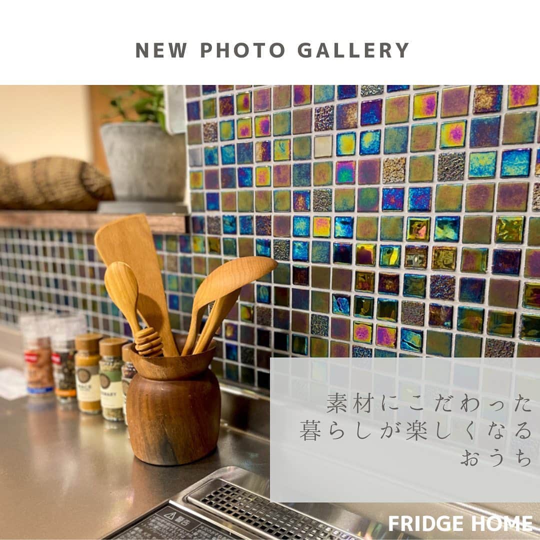 Fridge Homeのインスタグラム：「・ 水戸市YさんのおうちをHPの建築実績→フォトギャラリーにアップしました📷  Yさんのおうちは素材使いにこだわった可愛いおうちです🙋‍♀️  キッチンや洗面のタイル、パントリーの三角垂れ壁、カラーの塗り壁など、おうち全体に可愛いを散りばめました✨✨  外壁にはシックなグレージュカラーを採用。  アンティーク調の玄関ドアとの組み合わせも素敵です🚪  https://www.tomine.co.jp/gallery/gallery-20618  何かお問い合わせがありましたら、お気軽にDMして下さい！ ・ ・ --------------------- more photo @fridge_home ---------------------  ご予約はHPのイベントページ もしくは電話 0291-32-3139 ダイレクトメッセージより お気軽にお問い合わせください。 -------------------------------  施工事例、たくさん公開しております。 ぜひ「@fridge_home」からホームページをご覧ください。」