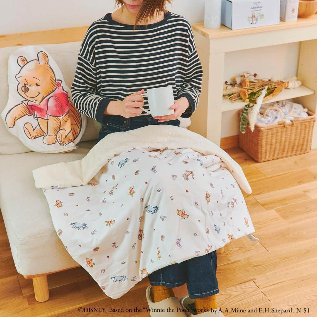 salut!さんのインスタグラム写真 - (salut!Instagram)「その他の投稿⇨ @salut_shop ⁡ ･･････ 『Winnie the Pooh (くまのプーさん)』の 限定アイテム発売決定！ ･･････ ⁡ サリュでは、世代を超えて愛される 「くまのプーさん」の限定アイテム第二弾を 4月25日（火）よりsalut!全店とsalut!公式通販サイト 「PAL CLOSET（パルクローゼット）」で発売します。 ⁡ 第二弾はピクニックアイテムとなり 優しい手書きタッチのキャラクターイラストと ほっこり癒される絵本の世界観をお届けします。 ⁡ 第一弾発売日：2023.4.11（火）〜発売中 第二弾発売日：2023.4.25（火） ⁡ ※salut!公式通販サイト 「PAL CLOSET（パルクローゼット）」では AM10:00～発売開始 ⁡ ※salut!全店では各店舗オープン時より発売開始致します。  ※宇都宮インターパークビレッジ店、仙台泉パークタウンタピオ店にも入荷がございます。 ⁡ ※こちらの限定アイテムは各商品、 各色1会計につき5個までの個数制限がございます。 予めご了承ください。 ⁡ ⁡ 詳しい商品詳細は @salut_shop  からご覧ください。 ⁡  さらに、発売日前日には @salut_shop  にて 限定アイテム紹介のインスタライブも開催決定⸜꙳⸝ ⁡ ピクニックアイテムインスタライブ 4/24(月)19:00スタート ⁡ ぜひお買い物の参考にしてくださいね𓇢 ⁡ ─────────── ⁡ 公式通販サイトは @salut_shop ꙳トップページURLよりご確認下さいませ𓍯 ⁡ ─────────── #くまのプーさん #プーさん #プーさん大好き #プーさんグッズ  #プーさん好きな人と繋がりたい  #サリュ #salut #まいにちインテリア #インテリア雑貨 #雑貨店 #雑貨屋 #ピクニック #子供部屋 #子供部屋作り #子供部屋インテリア #収納 #ブランケット #マルチクロス #ピクニックアイテム #おしゃピク  #レジャーシート #保冷バッグ #限定 #限定アイテム #限定商品 #お知らせ #告知」4月18日 18時00分 - salut_shop