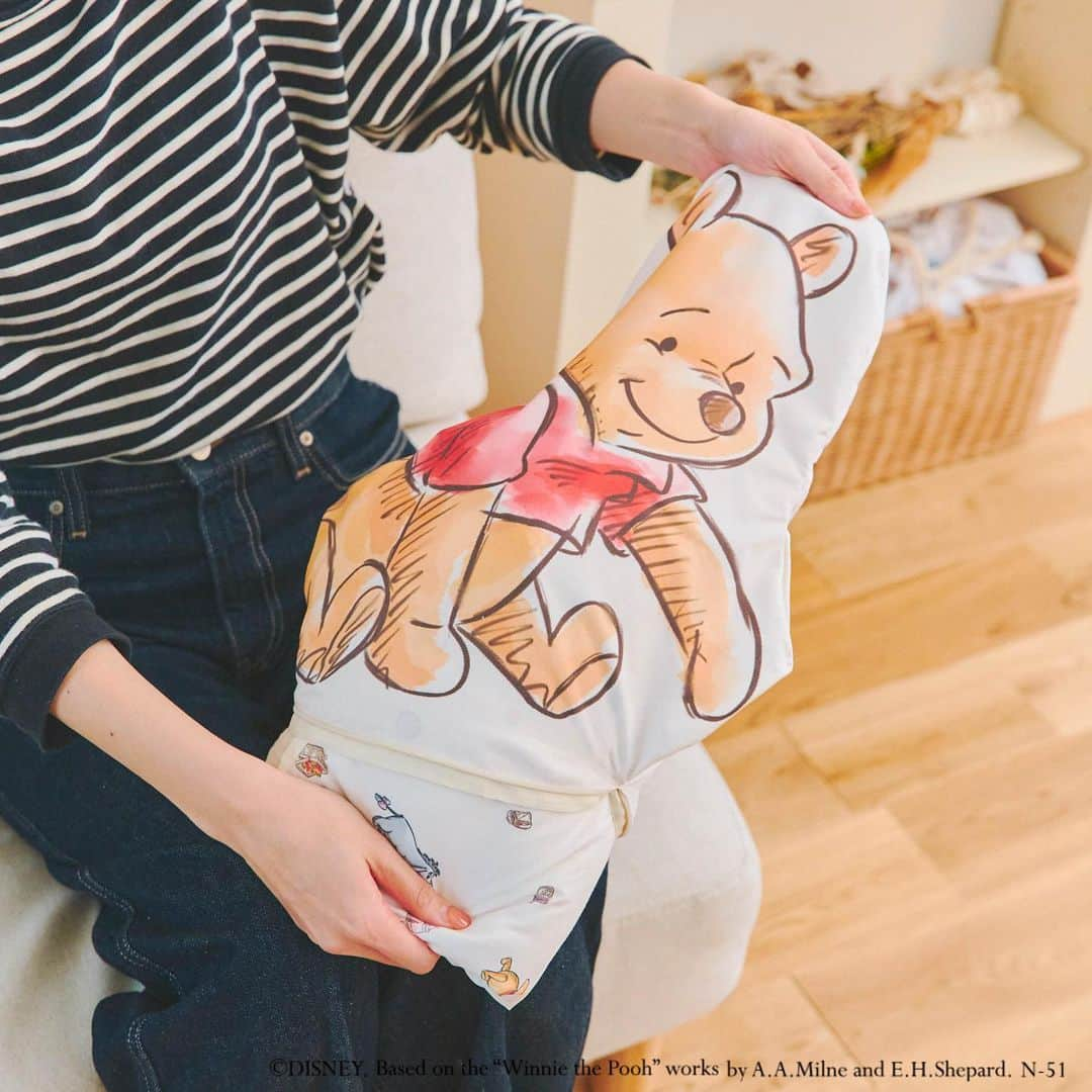 salut!さんのインスタグラム写真 - (salut!Instagram)「その他の投稿⇨ @salut_shop ⁡ ･･････ 『Winnie the Pooh (くまのプーさん)』の 限定アイテム発売決定！ ･･････ ⁡ サリュでは、世代を超えて愛される 「くまのプーさん」の限定アイテム第二弾を 4月25日（火）よりsalut!全店とsalut!公式通販サイト 「PAL CLOSET（パルクローゼット）」で発売します。 ⁡ 第二弾はピクニックアイテムとなり 優しい手書きタッチのキャラクターイラストと ほっこり癒される絵本の世界観をお届けします。 ⁡ 第一弾発売日：2023.4.11（火）〜発売中 第二弾発売日：2023.4.25（火） ⁡ ※salut!公式通販サイト 「PAL CLOSET（パルクローゼット）」では AM10:00～発売開始 ⁡ ※salut!全店では各店舗オープン時より発売開始致します。  ※宇都宮インターパークビレッジ店、仙台泉パークタウンタピオ店にも入荷がございます。 ⁡ ※こちらの限定アイテムは各商品、 各色1会計につき5個までの個数制限がございます。 予めご了承ください。 ⁡ ⁡ 詳しい商品詳細は @salut_shop  からご覧ください。 ⁡  さらに、発売日前日には @salut_shop  にて 限定アイテム紹介のインスタライブも開催決定⸜꙳⸝ ⁡ ピクニックアイテムインスタライブ 4/24(月)19:00スタート ⁡ ぜひお買い物の参考にしてくださいね𓇢 ⁡ ─────────── ⁡ 公式通販サイトは @salut_shop ꙳トップページURLよりご確認下さいませ𓍯 ⁡ ─────────── #くまのプーさん #プーさん #プーさん大好き #プーさんグッズ  #プーさん好きな人と繋がりたい  #サリュ #salut #まいにちインテリア #インテリア雑貨 #雑貨店 #雑貨屋 #ピクニック #子供部屋 #子供部屋作り #子供部屋インテリア #収納 #ブランケット #マルチクロス #ピクニックアイテム #おしゃピク  #レジャーシート #保冷バッグ #限定 #限定アイテム #限定商品 #お知らせ #告知」4月18日 18時00分 - salut_shop