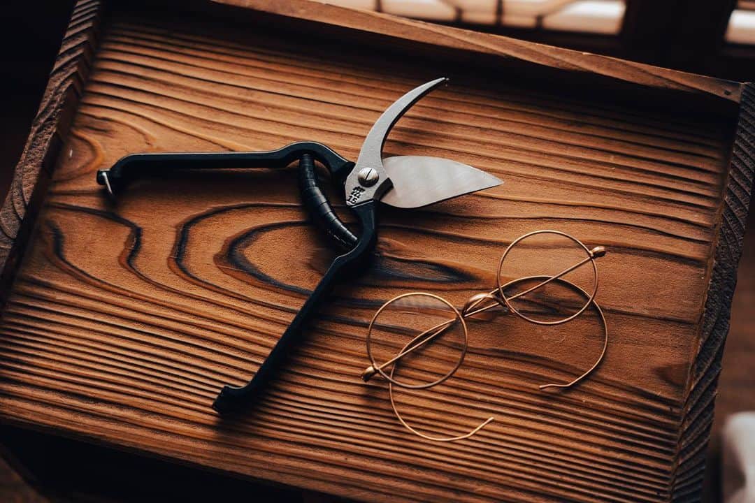 ZWILLING Japan ツヴィリングのインスタグラム：「【新製品/事前告知】 日本の植物分類学の父・牧野富太郎博士が愛用した剪定バサミをイメージし、日本の職人技で忠実に再現した「ZWILLING 剪定バサミ Makino Edition」が5/25(木) に発売。牧野博士が植物採集や標本作りに愛用した切れ味と使い心地をぜひご体感ください。 →https://www.zwilling.com/jp/zwilling/scissors/flower-shears-makino-edition/ プロフィールURLからもご覧いただけます。  取り扱い店舗 :  ツヴィリング直営店(ツヴィリング イオンモール宮崎店/ツヴィリング ららぽーと福岡店/ツヴィリング/ストウブ ららぽーと富士見店/ツヴィリングJ.A.ヘンケルス 横浜元町店/ツヴィリングJ.A.ヘンケルス なんばパークス店/プロナイフセンター東京/ツヴィリングJ.A.ヘンケルス イオンモール幕張新都心店/ツヴィリングJ.A.ヘンケルス 京都店/ツヴィリングJ.A.ヘンケルスららぽーと湘南平塚店)、ツヴィリング 公式オンラインショップにて5/25より販売予定  ミュージアムショップまきの(牧野記念庭園のオンラインショップ）、練馬区立牧野記念庭園、牧野植物園、その他有名百貨店にて順次販売予定  #zwilling #ツヴィリング #牧野博士が愛用したツヴィリングバサミ」