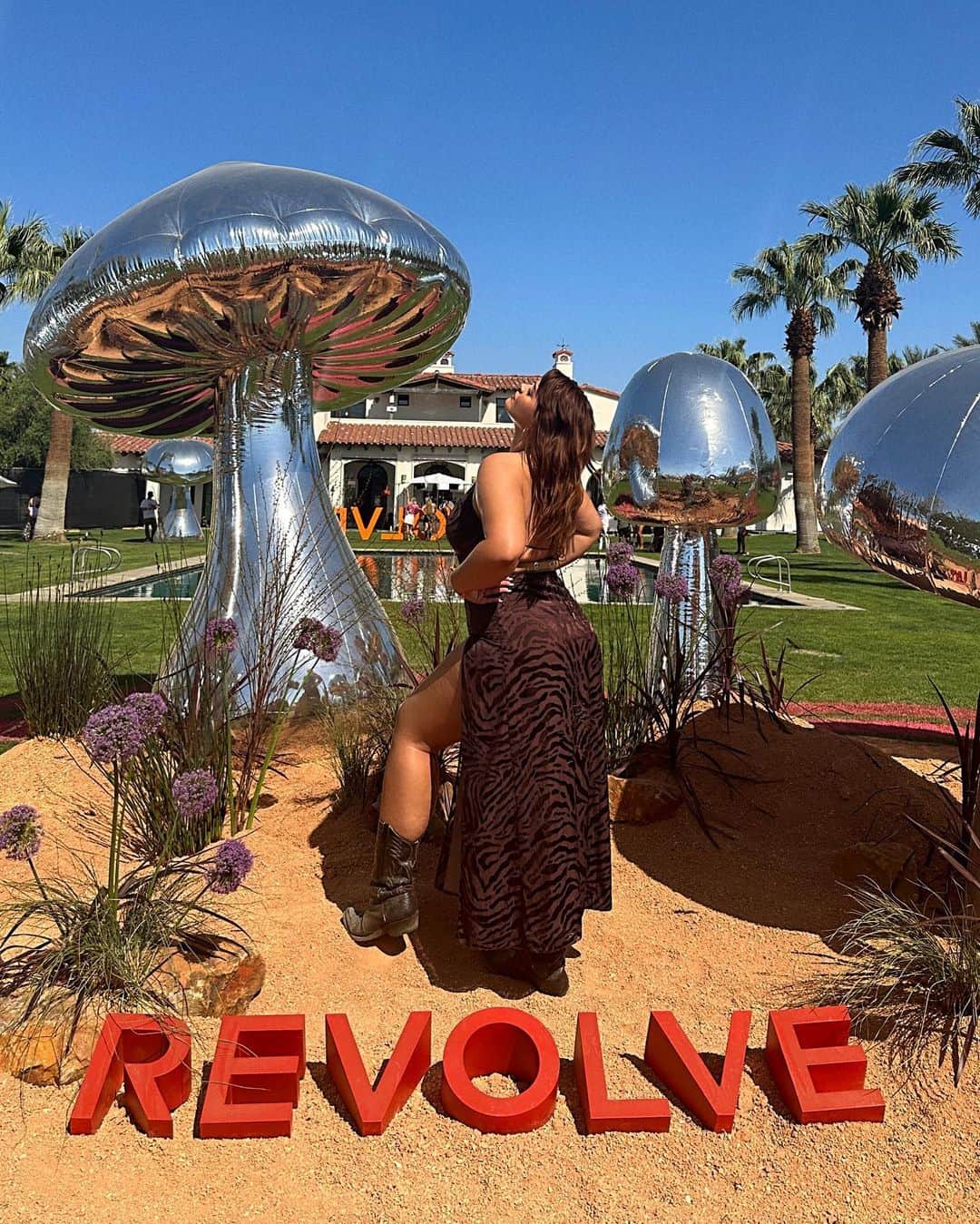 ベラ・ゴールデンさんのインスタグラム写真 - (ベラ・ゴールデンInstagram)「desert princess 🐪  @revolve #revolvefestival」4月18日 15時18分 - bellaagolden