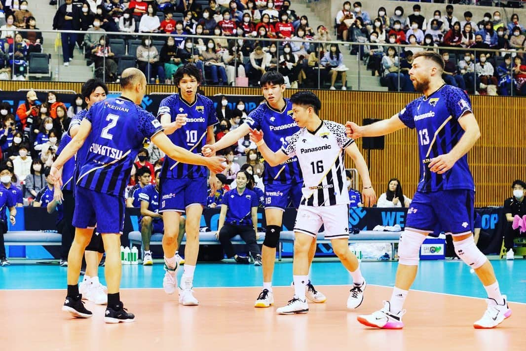 山内晶大さんのインスタグラム写真 - (山内晶大Instagram)「. . . V league 2022-23season 3位という結果で終わりました。  いつも一緒に戦い、 応援してくださったファンの方々 ありがとうございました！ . . 目標としていた結果には なりませんでしたが たくさんの強いチームがいる中での 3位は価値のあるものだと思います。  ここまで来れたのは チーム1人1人が役割を果たし みんなが同じ方を向いて 走ってきたから 最後まで戦い抜くことができた。 そんなチームにいれて 幸せで誇りに思うし、 自分の財産です。  まだまだ強くなるために 進化するために 前に進んでいきます！ . . . #panasonicpanthers  #vleague」4月18日 15時22分 - akihiroooo1130