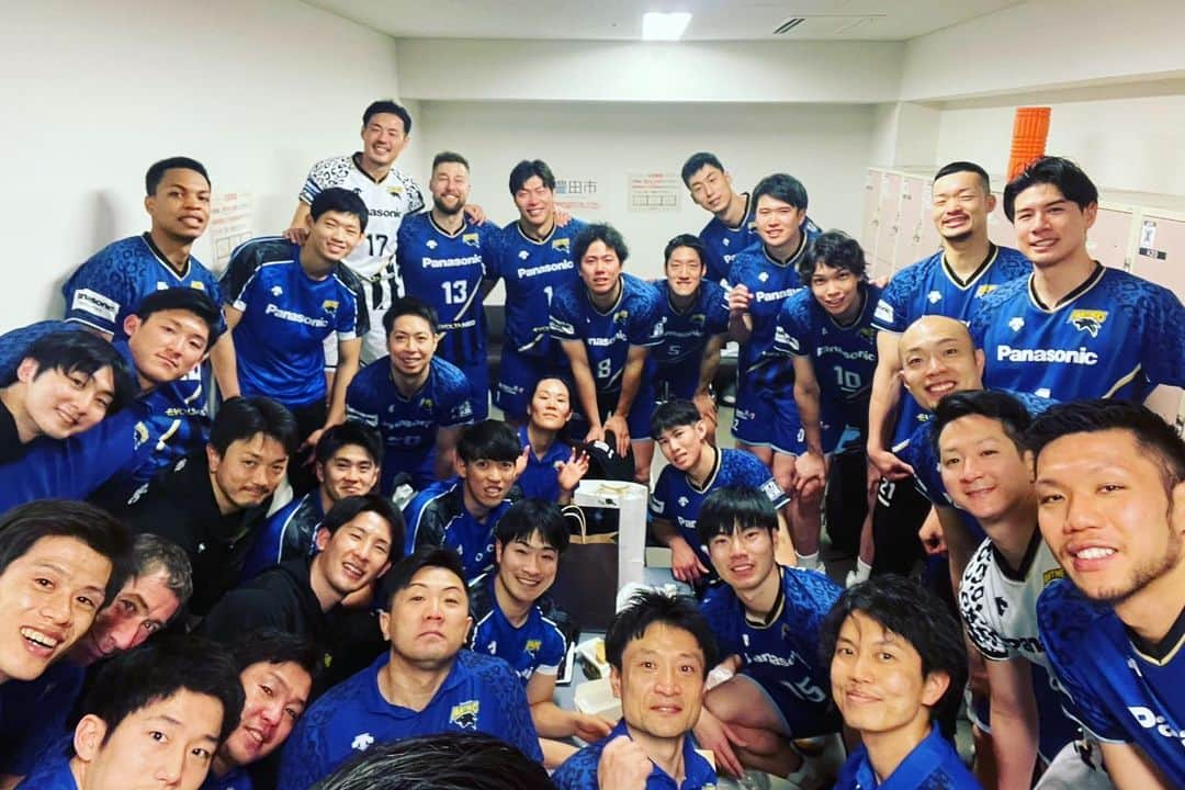 山内晶大さんのインスタグラム写真 - (山内晶大Instagram)「. . . V league 2022-23season 3位という結果で終わりました。  いつも一緒に戦い、 応援してくださったファンの方々 ありがとうございました！ . . 目標としていた結果には なりませんでしたが たくさんの強いチームがいる中での 3位は価値のあるものだと思います。  ここまで来れたのは チーム1人1人が役割を果たし みんなが同じ方を向いて 走ってきたから 最後まで戦い抜くことができた。 そんなチームにいれて 幸せで誇りに思うし、 自分の財産です。  まだまだ強くなるために 進化するために 前に進んでいきます！ . . . #panasonicpanthers  #vleague」4月18日 15時22分 - akihiroooo1130