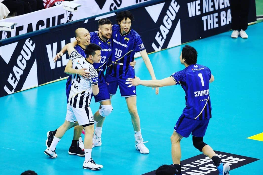 山内晶大さんのインスタグラム写真 - (山内晶大Instagram)「. . . V league 2022-23season 3位という結果で終わりました。  いつも一緒に戦い、 応援してくださったファンの方々 ありがとうございました！ . . 目標としていた結果には なりませんでしたが たくさんの強いチームがいる中での 3位は価値のあるものだと思います。  ここまで来れたのは チーム1人1人が役割を果たし みんなが同じ方を向いて 走ってきたから 最後まで戦い抜くことができた。 そんなチームにいれて 幸せで誇りに思うし、 自分の財産です。  まだまだ強くなるために 進化するために 前に進んでいきます！ . . . #panasonicpanthers  #vleague」4月18日 15時22分 - akihiroooo1130