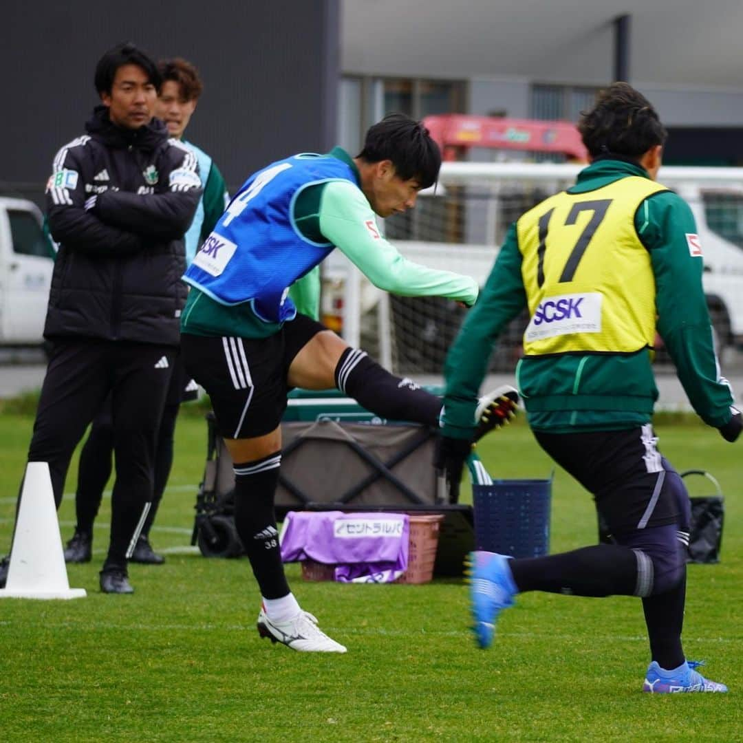 松本山雅FCのインスタグラム：「4.18トレーニング 本日のトレーニング写真をピックアップ📸🟢  #yamaga #matsumotoyamaga #濱名真央 #喜山康平 #田中想来 #村山智彦 #二ノ宮慈洋」