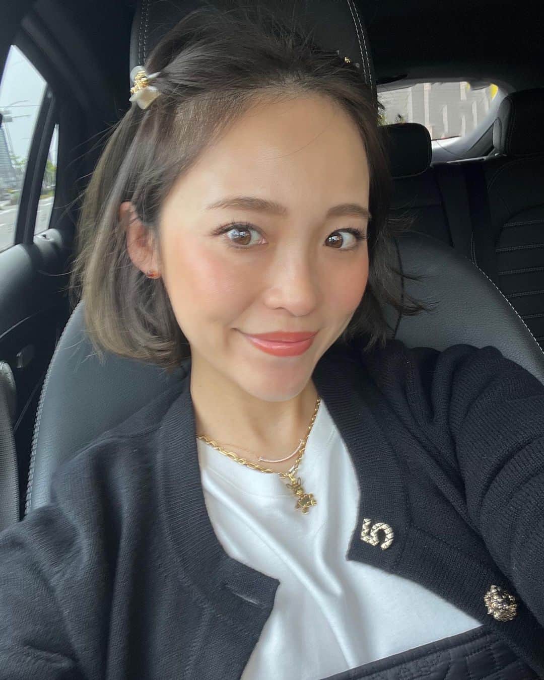 Risako Yamamotoさんのインスタグラム写真 - (Risako YamamotoInstagram)「髪を久しぶりにバッサリ切りました♡ 短くなったヘアアレンジを楽しもうと最近リニューアルした梅田阪急のaccaへ☺︎  昔からロングヘアの時も @acca.hd のヘアクリップが好きで、今回はミニサイズを迎えました♡ バレッタで前髪をとめるstyleもお気に入りです😉♥︎  acca30周年のデザインも可愛かった！♥︎  #acca#アッカ#ヘアアクセサリー#梅田阪急#カチューシャ#ヘアクリップ #バレッタ#ヘアアレンジ#シュシュ#簡単ヘアアレンジ」4月18日 15時46分 - risako_yamamoto