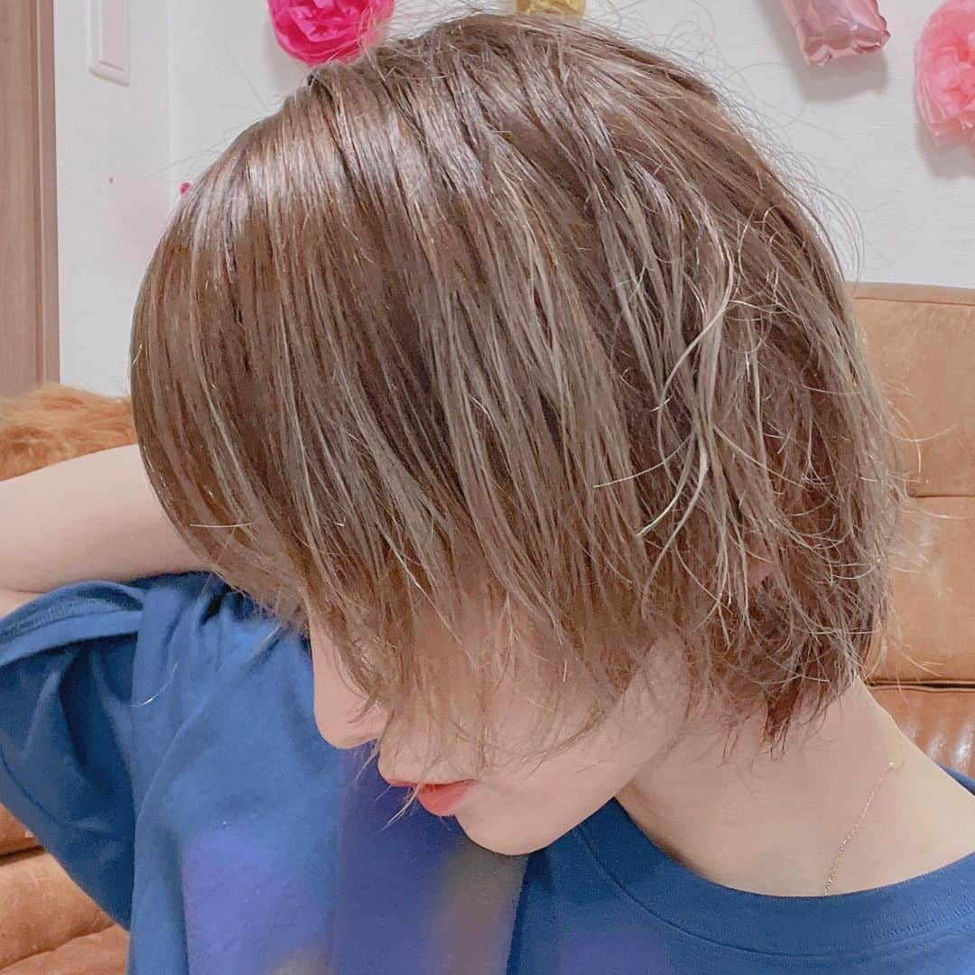 西山茉希さんのインスタグラム写真 - (西山茉希Instagram)「アプリ感。  #令和 #秒速ヘアセット  オイルとワックス手のひらでまぜてワシャつかす。 片耳かけておしまい🏁  #オイル @目の前にあったチビパン姐さんのLUX #ワックス @赤髪さんとこの青ワックス @oceantokyonet   オーバーサイズな袖丈。 今回の好きなポイントです👀💙 @laugh.andpeace」4月18日 15時42分 - maki.nshiyama50