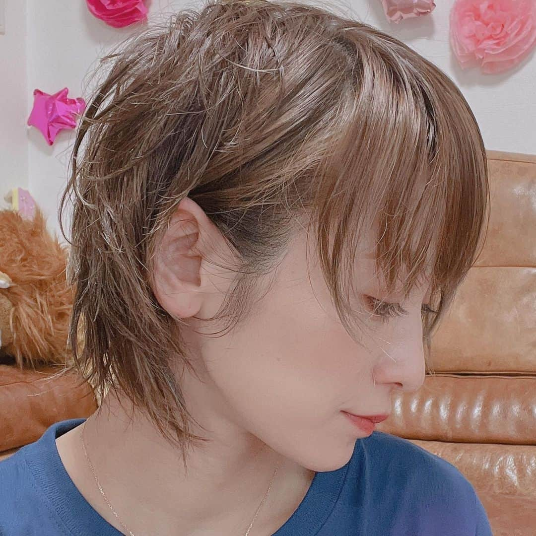 西山茉希さんのインスタグラム写真 - (西山茉希Instagram)「アプリ感。  #令和 #秒速ヘアセット  オイルとワックス手のひらでまぜてワシャつかす。 片耳かけておしまい🏁  #オイル @目の前にあったチビパン姐さんのLUX #ワックス @赤髪さんとこの青ワックス @oceantokyonet   オーバーサイズな袖丈。 今回の好きなポイントです👀💙 @laugh.andpeace」4月18日 15時42分 - maki.nshiyama50