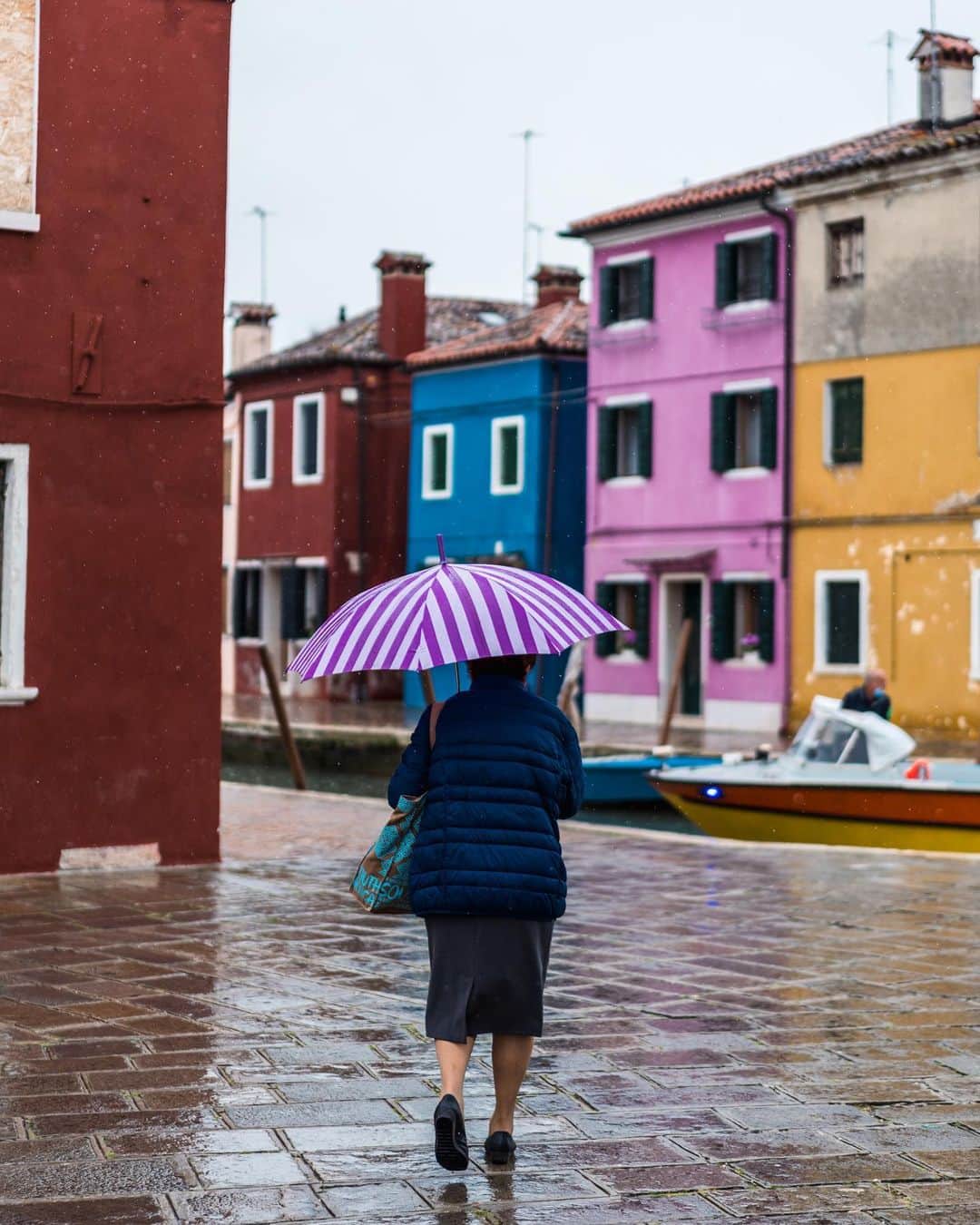 VuTheara Khamさんのインスタグラム写真 - (VuTheara KhamInstagram)「Colors of Burano, Venezia, Italia, 2023 It’s a serie of pictures taken yesterday around Burano with local people. . What’s yours favourites colors and which picture do you prefer ? [1-9] . #burano #venezia #colors」4月18日 15時43分 - vutheara