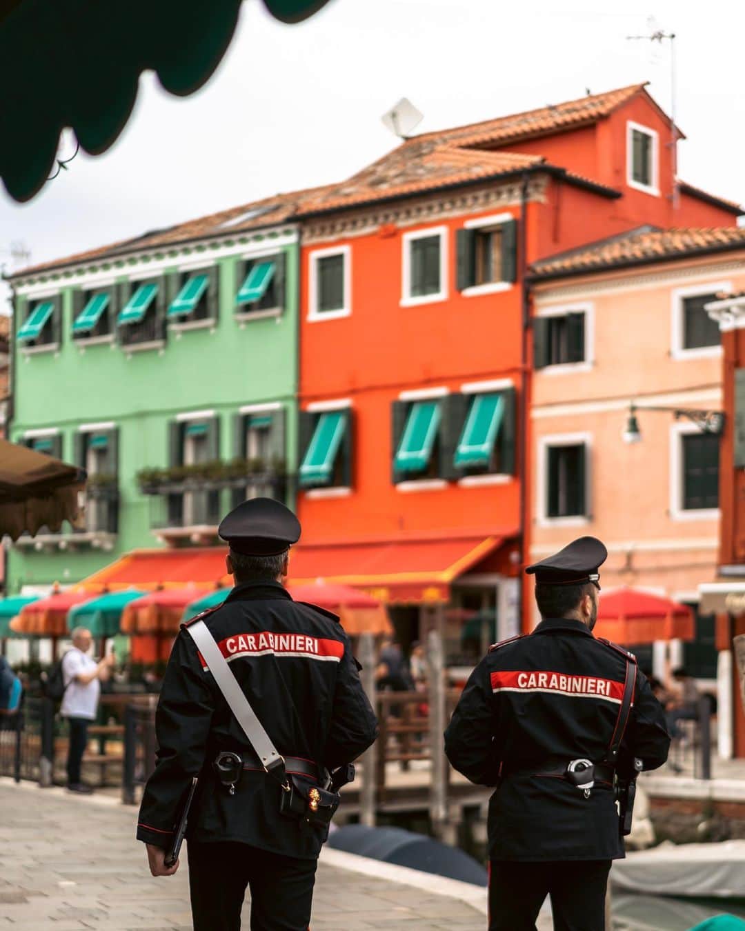 VuTheara Khamさんのインスタグラム写真 - (VuTheara KhamInstagram)「Colors of Burano, Venezia, Italia, 2023 It’s a serie of pictures taken yesterday around Burano with local people. . What’s yours favourites colors and which picture do you prefer ? [1-9] . #burano #venezia #colors」4月18日 15時43分 - vutheara