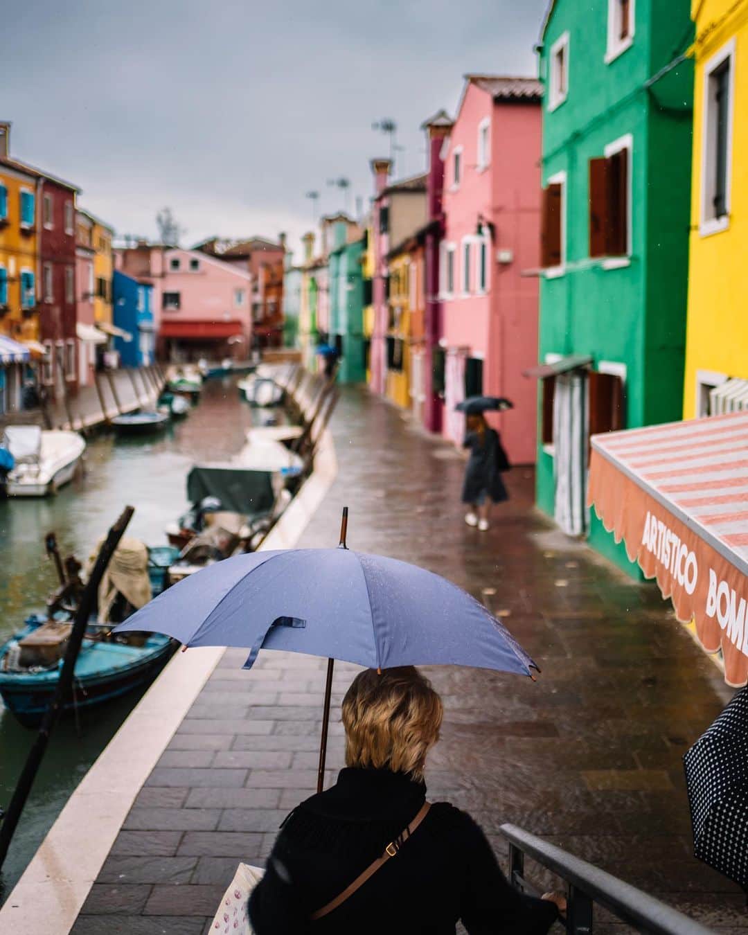 VuTheara Khamのインスタグラム：「Colors of Burano, Venezia, Italia, 2023 It’s a serie of pictures taken yesterday around Burano with local people. . What’s yours favourites colors and which picture do you prefer ? [1-9] . #burano #venezia #colors」