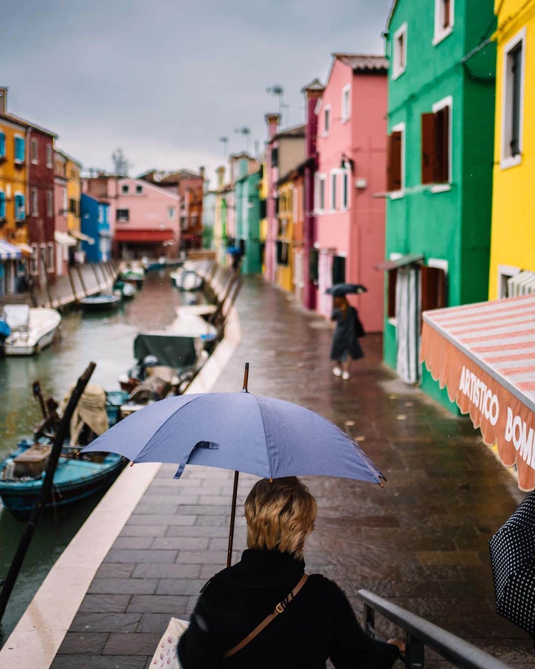 のインスタグラム：「Colors of Burano, Venezia, Italia, 2023 It’s a serie of pictures taken yesterday around Burano with local people. . What’s yours favourites colors and which picture do you prefer ? [1-9] . #burano #venezia #colors」