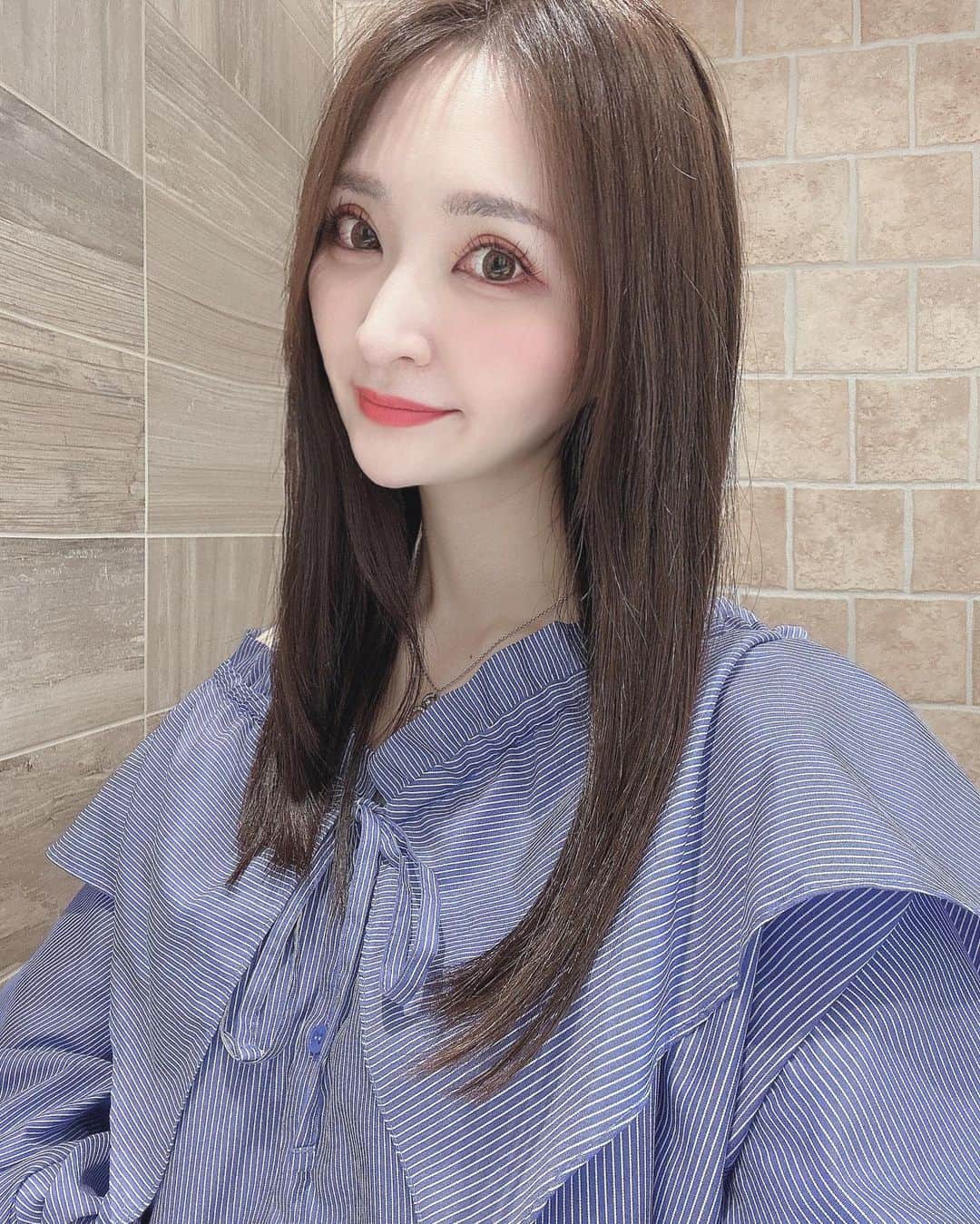 藤後 沙織 とうごさおりさんのインスタグラム写真 - (藤後 沙織 とうごさおりInstagram)「ヘアメンテ💇‍♀️  @accomplish_salon の艶髪スペシャリスト @accomplish_yu さんにお願いしたよ✨  手触りがぜーんぜん違うし、 今回も素晴らしき仕上がりでした👏  去年ばっさり切った髪も少しずつ伸びてきてくれて嬉しい…🥺 ツヤツヤのままスーパーロングを目指したい♡  accomplishのトリートメントは髪質・ダメージに合わせて、その場で一人ひとり割合と配合を変えてくれて、人幹細胞エキス入りなので一本一本の髪質が変わって、回数を重ねるほどにキレイな艶髪になります✨  #ミネコラ #ミネコラトリートメント #アールハス#髪質改変#髪質改善 #ヒト幹細胞#アコンプリッシュ #accomplish代官山#ストレートヘア #ニュアンスストレート#ストレート#ミディアム#セミディ#ミディアムヘア#PR」4月18日 15時44分 - saori_togo