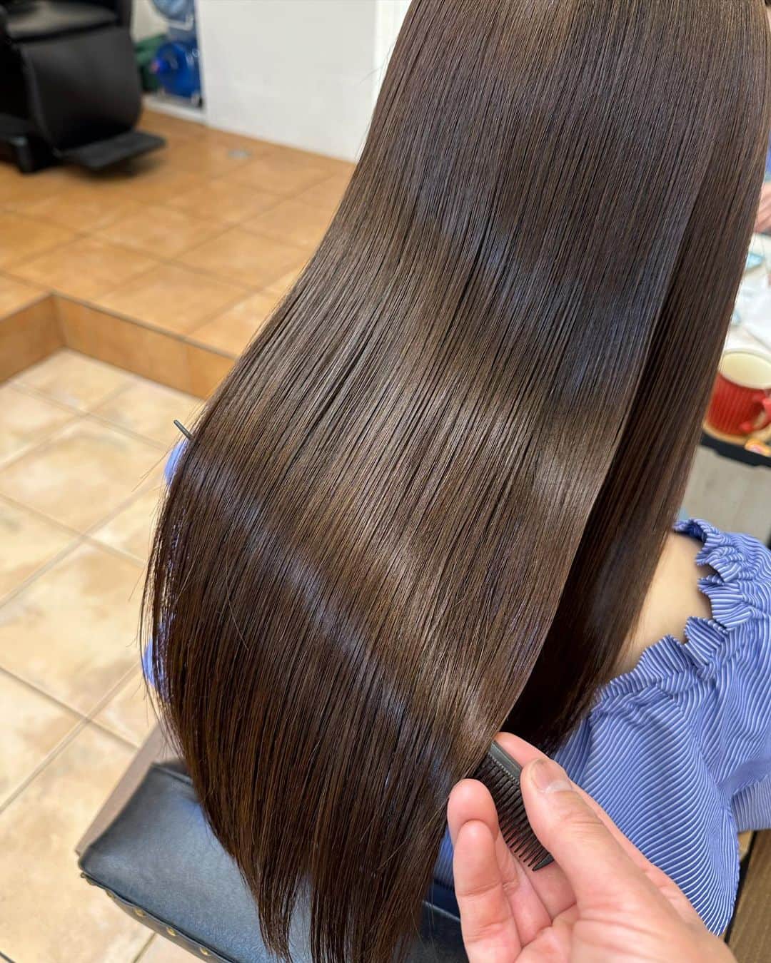 藤後 沙織 とうごさおりさんのインスタグラム写真 - (藤後 沙織 とうごさおりInstagram)「ヘアメンテ💇‍♀️  @accomplish_salon の艶髪スペシャリスト @accomplish_yu さんにお願いしたよ✨  手触りがぜーんぜん違うし、 今回も素晴らしき仕上がりでした👏  去年ばっさり切った髪も少しずつ伸びてきてくれて嬉しい…🥺 ツヤツヤのままスーパーロングを目指したい♡  accomplishのトリートメントは髪質・ダメージに合わせて、その場で一人ひとり割合と配合を変えてくれて、人幹細胞エキス入りなので一本一本の髪質が変わって、回数を重ねるほどにキレイな艶髪になります✨  #ミネコラ #ミネコラトリートメント #アールハス#髪質改変#髪質改善 #ヒト幹細胞#アコンプリッシュ #accomplish代官山#ストレートヘア #ニュアンスストレート#ストレート#ミディアム#セミディ#ミディアムヘア#PR」4月18日 15時44分 - saori_togo