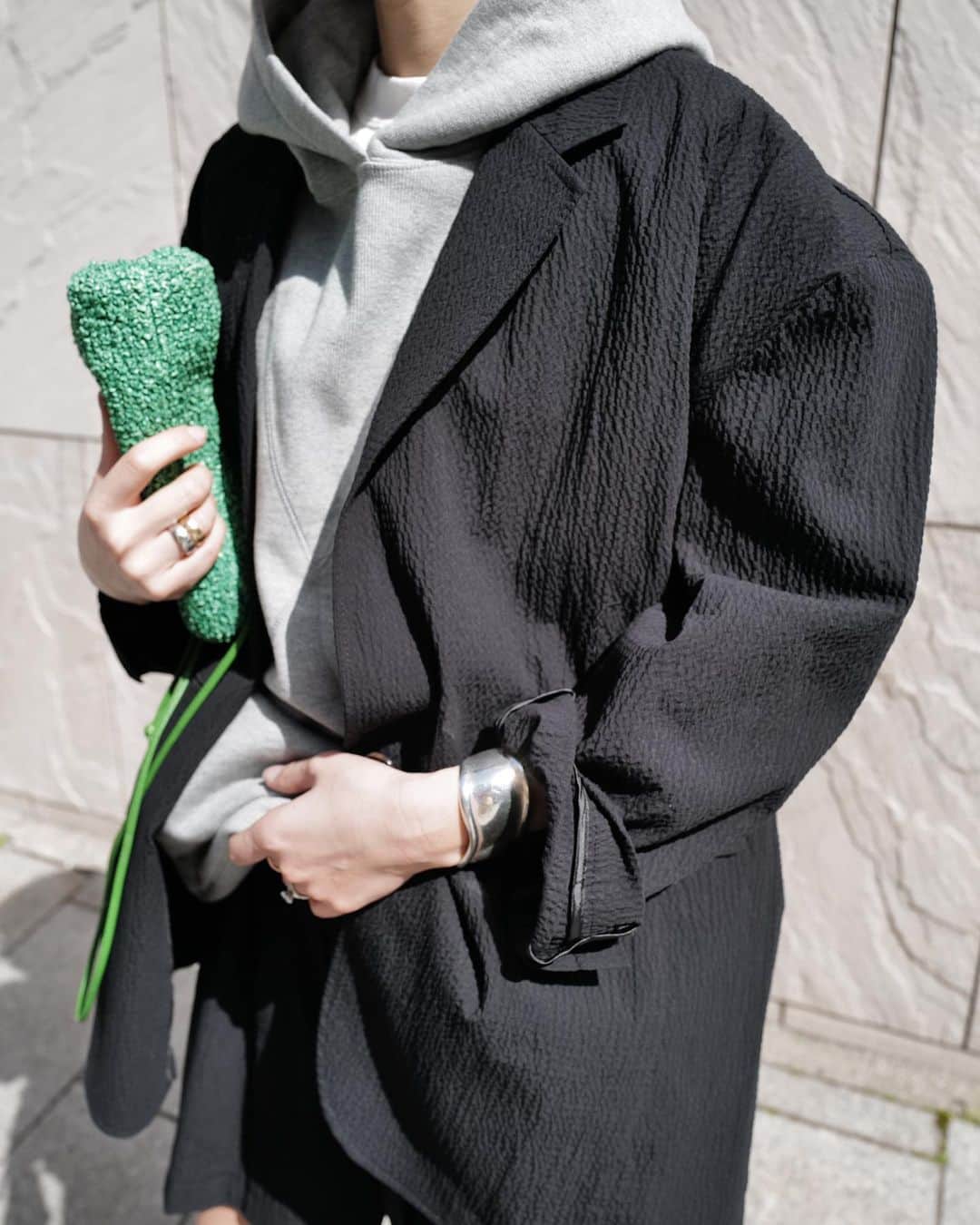 正中雅子さんのインスタグラム写真 - (正中雅子Instagram)「🤍🖤🤍  20日に入荷のアイテムは個人的に色んなスタイリングを楽しめるアイテムばかりで 私のワードローブに欠かせないようなラインナップ🫶  合わせるアイテムや小物で表情を変えてくれるものばかり☺︎  リップル素材の凹凸のある生地で作ったジャケットも これからの季節に軽くて羽織りやすく 何にでも合うので重宝します！  リバーTも着心地最高だし、 サスペ付きパンツは穿きすぎくらい着回している😂  coming soonページもUPされているので是非参考にしてくださいね✌️  #MACHATT #masaco服」4月18日 15時44分 - masacoshonaka