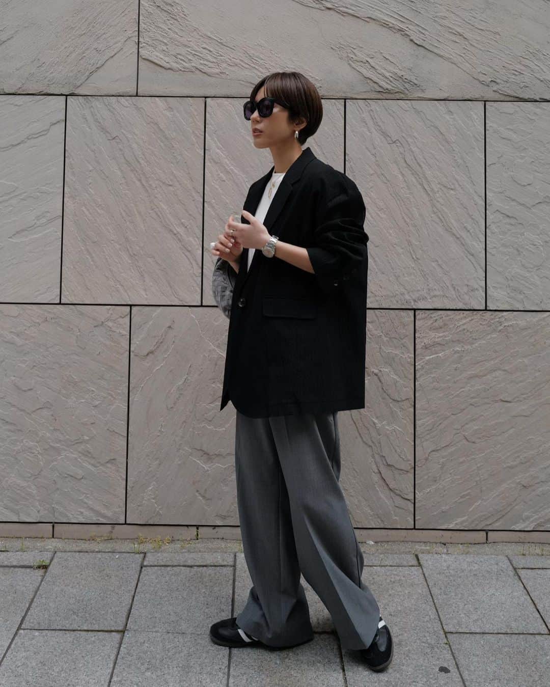 正中雅子のインスタグラム：「🤍🖤🤍  20日に入荷のアイテムは個人的に色んなスタイリングを楽しめるアイテムばかりで 私のワードローブに欠かせないようなラインナップ🫶  合わせるアイテムや小物で表情を変えてくれるものばかり☺︎  リップル素材の凹凸のある生地で作ったジャケットも これからの季節に軽くて羽織りやすく 何にでも合うので重宝します！  リバーTも着心地最高だし、 サスペ付きパンツは穿きすぎくらい着回している😂  coming soonページもUPされているので是非参考にしてくださいね✌️  #MACHATT #masaco服」