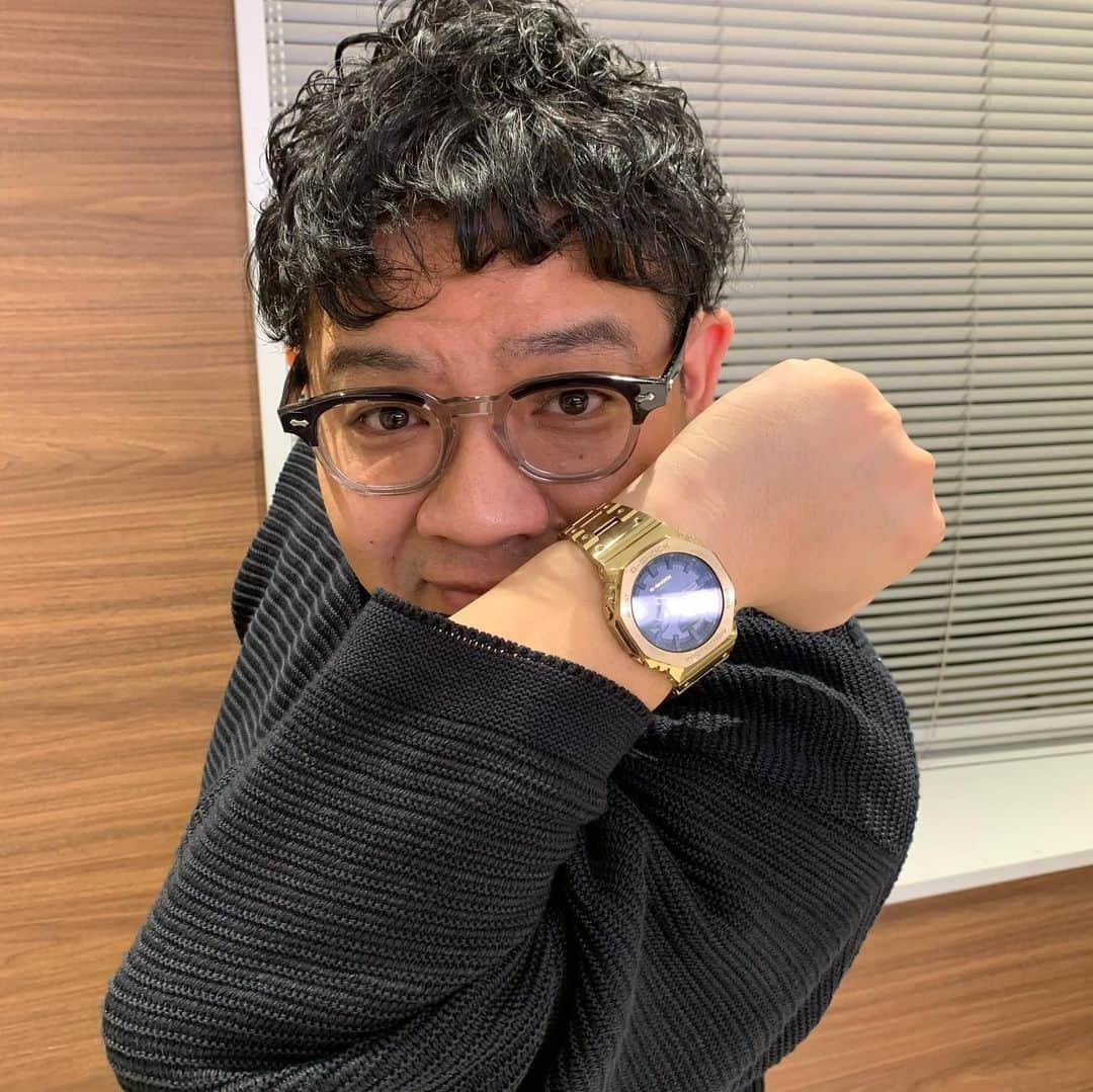 昴生さんのインスタグラム写真 - (昴生Instagram)「G-SHOCK！！ #先日 #いただいちゃいました！ #G-SHOCKの最新モデル！ #金でっせ！ #重厚感すごいっすよ！ #これはかっこええー！ #嬉しいー！ #時間わからん時は僕に聞いてください！ #僕めっちゃ時間わかるんで！ #でもやっぱり #聞かんといてください！ #めんどくさいので！」4月18日 15時55分 - mikikousei