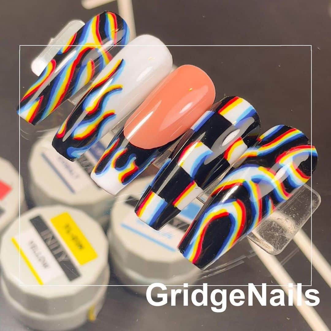 のインスタグラム：「グリッジネイル🏁  Kustom Nails By Yamawakiさん❤️‍🔥 @nailsectiongarcia   Yamawakiさんのグリッジネイルがすっごい気になってて、INITYも沢山使ってくださってたのでリポストさせて頂きました🙈  目の錯覚で、私もボヤけてみえます🥹 すっごいかっこいいし面白い作品🔥  #glitchnails  ですかね☺️  Yamawakiさんクールな作品ありがとうございました🤞 そしていつもINITYを愛用してくださり 嬉しいでーす🥺  #Repost @nailsectiongarcia ・・・ 𓅂 ⁡  OtherPost↪︎ @nailsectiongarcia  ⁡ ●リールもあるよ●  サンプルずっと作ろうと思って 作ってなかったやつ。 去年の夏頃海外で流行り始めた グリッジネイル。 ネーミングがこれで合ってるかは わかんないけど... ⁡ もれなく描きながら目がおかしくなります。 ⁡ @inity RD-01M YL-01M BL-01M BL-04M NE-09M ⁡ ⁡ ⁡ ■■■──────────────────■■■ ⁡ ⁡ ☞ロングネイルが好き ☞自分らしいデザインがしたい ☞地元にスカルプサロンがない ☞海外デザインが好き ☞年齢＆性別気にしないサロンを探している ⁡ 是非当店へご相談ください。 ⁡ -𝗧𝗿𝗲𝗻𝗱 𝘅 𝗢𝗿𝗶𝗴𝗶𝗻𝗮𝗹𝗶𝘁𝘆 + 𝗣𝗹𝗮𝘆𝗳𝘂𝗹- トレンドを取り入れつつ、ひと工夫加えて あなたらしさを演出する指先メイクをご提案いたします。 ⁡ ⁡ □□□──────────────────□□□ ⁡ ⁡ 𝗡𝗮𝗶𝗹𝗦𝗲𝗰𝘁𝗶𝗼𝗻𝗚𝗮𝗿𝗰𝗶𝗮 ‘’‘’‘’‘’‘’‘’‘’‘’‘’‘’‘’‘’‘’‘’ ⁡ ↡𝗔𝗱𝗱𝗿𝗲𝘀𝘀↡ ▶︎埼玉県深谷市緑ヶ丘(詳細はご予約後) ↡𝗢𝗳𝗳𝗶𝗰𝗶𝗮𝗹𝗟𝗶𝗻𝗲 ↡ ▶︎@035wkrso ↡𝗠𝗮𝗶𝗹↡ ▶︎nailsectiongarcia@gmail.com ↡𝗕𝗼𝗼𝗸↡ 『深谷』『スカルプ』『ガルシア』で検索‼︎ ▶︎NailBook ⁡ ▶︎HotpepperBeauty https://beauty.hotpepper.jp/kr/slnH000453081/ ⁡ 　■■■──────────────────■■■ ⁡」