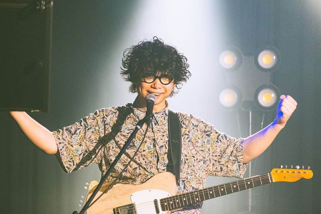 砂川一黄さんのインスタグラム写真 - (砂川一黄Instagram)「改めて『TOUR "emotional girl, emotional boy"』来てくれた皆様ありがとうございました!  久々のツアーだったし久々の声出しOKなライブで、やっぱりコレだよなーと終始エモくなっておりました  LEGO BIG MORLはワンマンかってくらいの涙腺にくるとっても熱いライブを見せてくれたし、DENIMSはグルーヴに酔いしれつつその楽曲の緻密さと幅の広さに沢山の事を学ばせて頂きました 2バンドとも共演してくれて本当にありがとうございました!  お客さんを楽しませるのは自分達の役目だけれど、自分達はお客さんに笑顔をもらっているんだなぁと、改めて感謝の思いが強まったツアーでした  今後もガシガシやってきますので、どうかCzecho No Republicにお付き合い下さい!  大阪photo by @shohnophoto」4月18日 15時47分 - sunagawa_cnr