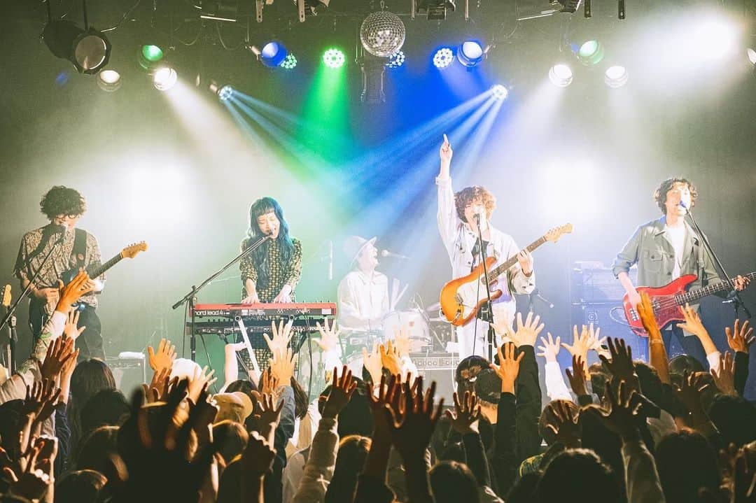 砂川一黄さんのインスタグラム写真 - (砂川一黄Instagram)「改めて『TOUR "emotional girl, emotional boy"』来てくれた皆様ありがとうございました!  久々のツアーだったし久々の声出しOKなライブで、やっぱりコレだよなーと終始エモくなっておりました  LEGO BIG MORLはワンマンかってくらいの涙腺にくるとっても熱いライブを見せてくれたし、DENIMSはグルーヴに酔いしれつつその楽曲の緻密さと幅の広さに沢山の事を学ばせて頂きました 2バンドとも共演してくれて本当にありがとうございました!  お客さんを楽しませるのは自分達の役目だけれど、自分達はお客さんに笑顔をもらっているんだなぁと、改めて感謝の思いが強まったツアーでした  今後もガシガシやってきますので、どうかCzecho No Republicにお付き合い下さい!  大阪photo by @shohnophoto」4月18日 15時47分 - sunagawa_cnr