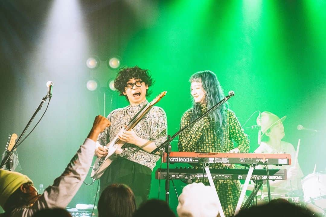 砂川一黄さんのインスタグラム写真 - (砂川一黄Instagram)「改めて『TOUR "emotional girl, emotional boy"』来てくれた皆様ありがとうございました!  久々のツアーだったし久々の声出しOKなライブで、やっぱりコレだよなーと終始エモくなっておりました  LEGO BIG MORLはワンマンかってくらいの涙腺にくるとっても熱いライブを見せてくれたし、DENIMSはグルーヴに酔いしれつつその楽曲の緻密さと幅の広さに沢山の事を学ばせて頂きました 2バンドとも共演してくれて本当にありがとうございました!  お客さんを楽しませるのは自分達の役目だけれど、自分達はお客さんに笑顔をもらっているんだなぁと、改めて感謝の思いが強まったツアーでした  今後もガシガシやってきますので、どうかCzecho No Republicにお付き合い下さい!  大阪photo by @shohnophoto」4月18日 15時47分 - sunagawa_cnr