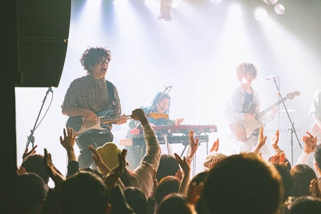 砂川一黄さんのインスタグラム写真 - (砂川一黄Instagram)「改めて『TOUR "emotional girl, emotional boy"』来てくれた皆様ありがとうございました!  久々のツアーだったし久々の声出しOKなライブで、やっぱりコレだよなーと終始エモくなっておりました  LEGO BIG MORLはワンマンかってくらいの涙腺にくるとっても熱いライブを見せてくれたし、DENIMSはグルーヴに酔いしれつつその楽曲の緻密さと幅の広さに沢山の事を学ばせて頂きました 2バンドとも共演してくれて本当にありがとうございました!  お客さんを楽しませるのは自分達の役目だけれど、自分達はお客さんに笑顔をもらっているんだなぁと、改めて感謝の思いが強まったツアーでした  今後もガシガシやってきますので、どうかCzecho No Republicにお付き合い下さい!  大阪photo by @shohnophoto」4月18日 15時47分 - sunagawa_cnr