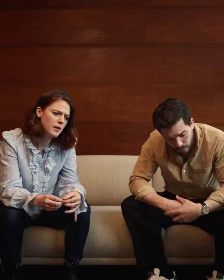 スティーヴン・フライのインスタグラム：「Powerful new film from @mmmoneymatter_ shows our Leading Banks are in a hidden relationship with oil companies.  In the last year, they've provided over $37bn to the fossil fuel industry, which is now fuelling climate change.  Do go to @mmmoneymatter_ and tell them it’s time to break up. 🙏」