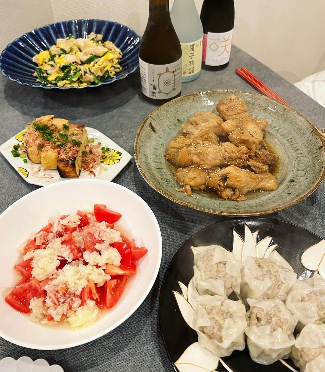 森絵里香のインスタグラム：「. ご近所友達を呼んでのご飯会🍶  ・手羽元のさっぱり煮 ・焼売 ・とちお油揚げ焼 ・トマトと新玉ドレッシング ・豚ニラ卵とじ  手羽元は煮込むだけなので、朝の身支度のタイミングで作っておきました 焼売は蒸篭のお陰でしっとりホクホク トマト新玉は切るだけ、厚揚げも焼くだけなので楽ちんレシピ  なんか日本酒飲みたいな〜と 夕方くらいに思いついて友達に連絡📞  サクッと作れるおつまみメニューだけど、 こんな風にラフに飲めるのって最高だね  そうそう！以前インライでも飲んでいたけど、日本酒は小瓶だと色んな味を楽しめるので 少人数の集まりの時にオススメです☝️  そして、最近ニラにハマっているのでほぼ毎日何かしら食べています (お気に入りはニラチーズの卵焼き♡)  . #和食#日本酒好きな人と繋がりたい  #ご近所飲み#日本酒#お家ごはん」