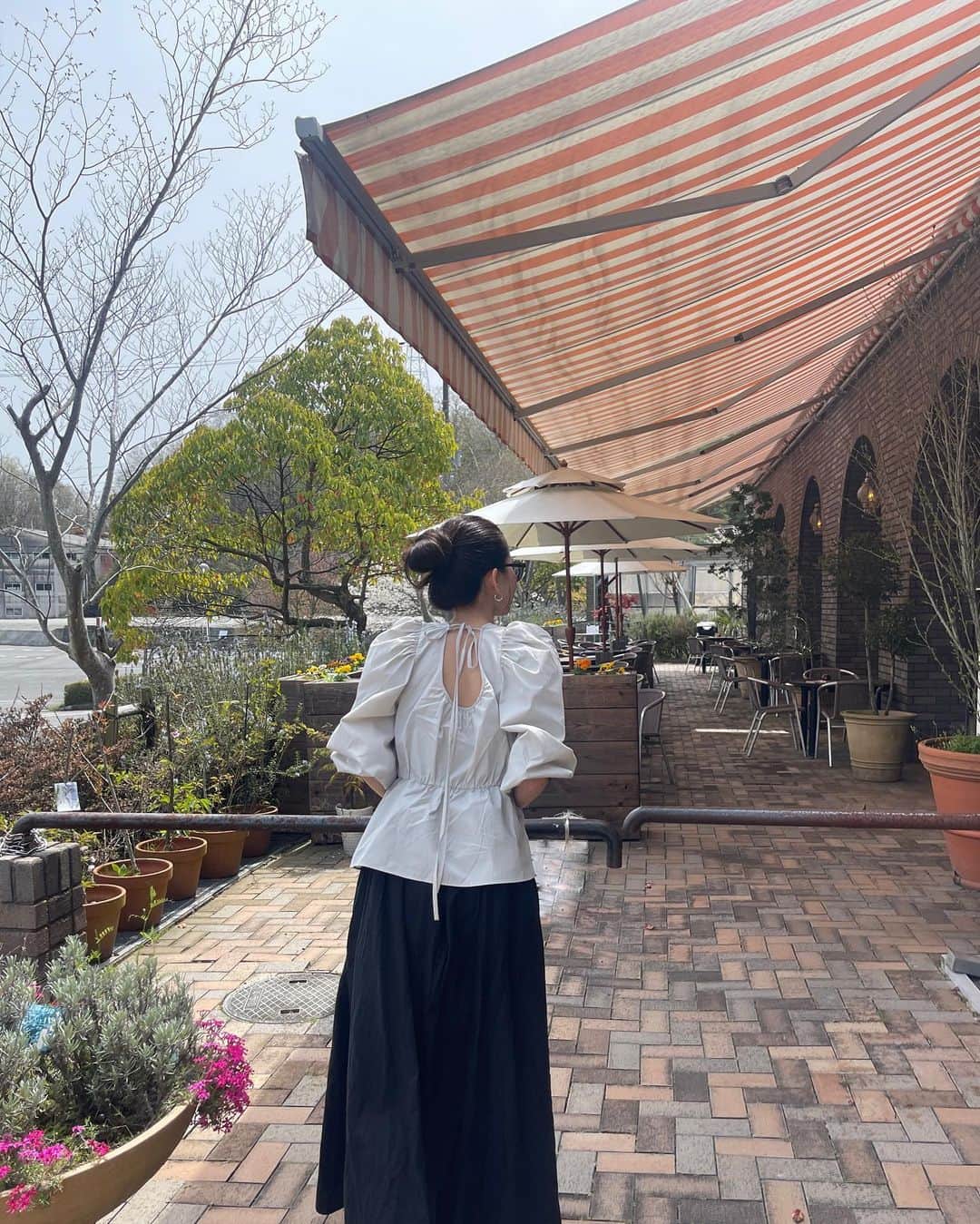 小嶋梨奈のインスタグラム：「信楽焼きを求め、はじめての信楽へ。 当時は田舎が嫌で仕方なくて18で実家を飛び出たけど、 この歳になりようやく滋賀の魅力に気づいたのです。😂 うつわを見てまわったり カウンターに並んでお蕎麦を食べたり 使われなくなった登り窯のカフェでお茶したり。 母とふたり満喫しました◎  #信楽 #滋賀 #春服 #コーディネート  #ブラウス」