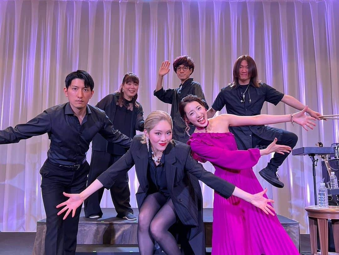留依蒔世のインスタグラム：「留依まきせディナーライブ-Reborn-in宝塚ホテル 無事終わりやした🫡  もうね、さいっっっこう！ みなさん本当にありがとうございました🥹🥹🥹❤️ お客さんが入って拍手頂いてまぢ嬉しくて😍😍 幸せ空間でした🥹 色んなことあったけど笑 最終的に最高の1日になった！！！ 楽しすぎて😭 お客さん、関係者のみなさんのお陰様でございまする😭  はーちゃん(#晴音アキ さん) バンドメンバーもみーーーんな大好き😘😘  つくづく人に助けられて生きているなあと。 人のご縁に、出会いに感謝。  東京もどーぞこんな私を宜しくお願いいたします🙏 第一ホテル東京は4/23(日)ですぜ！！！！ 楽しみんみんぜみ。 しばしの休息。   #留依まきせディナーライブ  #Reborn  #最高  #最アンド高  #東京もがんばる  #みにきてや  #待ってるぜい  #愛  #かわいすぎはーちゃん様  #無茶ぶりにこたえてくれる  #バンド様  #さまさまです  #テンションあげてくれたお客様  #さまさまです」