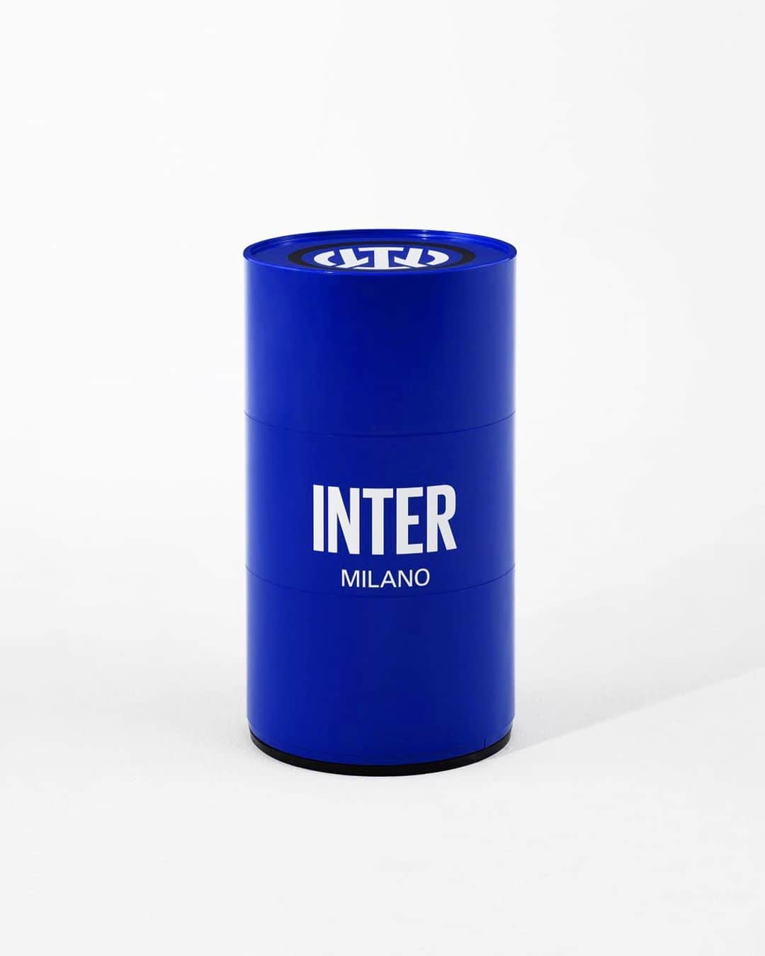 インテルナツィオナーレ・ミラノさんのインスタグラム写真 - (インテルナツィオナーレ・ミラノInstagram)「The new Inter X Kartell limited edition is here 🔥 When design is tinged with black & blue 🤝  #MilanoDesignWeek #SaloneDelMobile #BreraDesignDistrict」4月18日 17時30分 - inter
