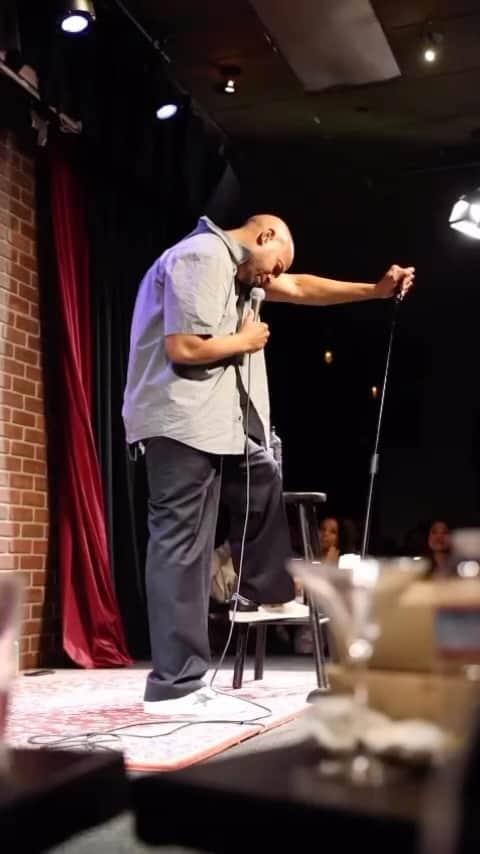マーロン・ウェイアンズのインスタグラム：「No excuses… our purpose is greater than our pain. Can you make people feel good even though you’re broken? Find a way. This was on the night of my dad’s passing… a beautiful healing show. Thank you @flapperscomedy and that audience. The journey continues… let’s find smiles   Video shot by @hashimlafond」