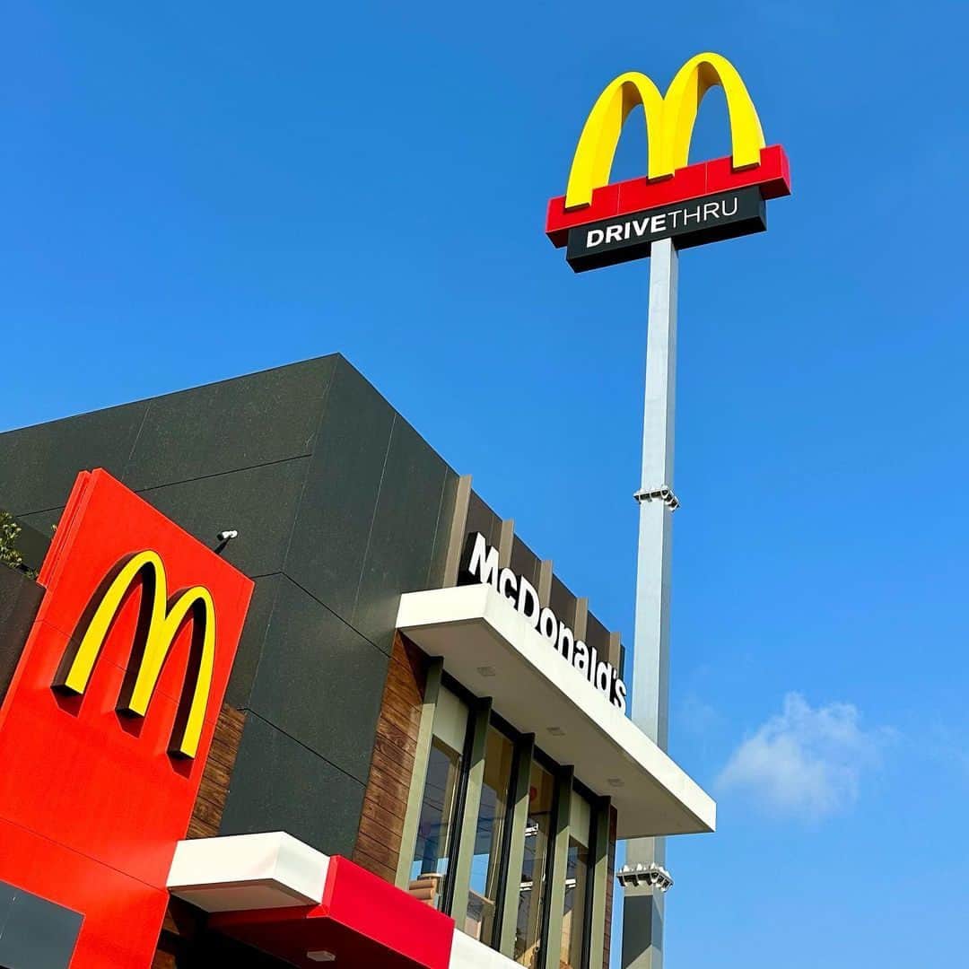 McDonald's Philippinesのインスタグラム：「lakas maka summer ng shot ni @willcruzarangel!! ☀️  parang gusto ko tuloy mag drive-thru for a sundae 🍦」