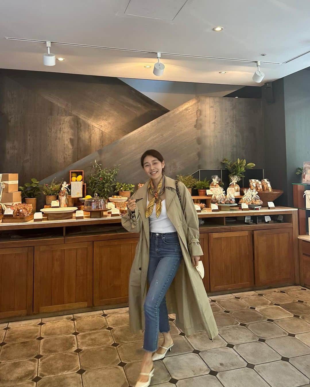 パク・タミのインスタグラム：「- 나올때만해도 비가 와 서늘서늘~ 감기 걸리면 안되니 따시게~! 올해들어 처음 트렌치 코트를 꺼내 입었는데, 밥 먹고 나오니 내가 좋아하는 햇살이 방긋^^ '아.. 좋아~~' 민수와 단둘이 밖에서 오랜만에 만나 딱히 큰 주제 없이, 생각나는 얘기 나누며, 각자 업무 전화도 받고~ 서로를 잘 아는, 오래된 관계라 그냥 이해가 되는 상황이 좋고.  '언니 신발 벗어봐바' 갑자기? 어디서 온 전화를 받더니, '사이즈 안맞아~~ 나 225야~ ㅎㅎ' '느낌만 볼라고 해~ 잠깐 벗어봐바! 나 신발때문에 연락온거야!'  또 언제 산거야 뮬을... ㅎㅎㅎㅎ  '나 엄청 고민했어 언니~ 클래식이랑 올리비아 사이에서~' '데일리로 신을거 찾는거야?' '응~ 일할때나  평소에 여기저기 편하게 신으려고.' '그럼, 너는 올리비아 뮬을 사. 하루종일 거래처 미팅으로 돌아다니고 퇴근해도 애들 라이드까지 하려면, 클래식보다는 올리비아 추천! 가수들이 무대 설때 여기 신발 많이 신어 ㅎㅎ 그정도로 편해~' '언니, 실제로 보니까 훨씬 예쁘다.' '올 가을까지, 너 이거 엄청 잘 신을껄? 잘샀어~~'  계속 볼 사이라서..  또 저를 팔로어 해주시는 분들도 계속 소통할 사이라서.. 사실.. 그렇지 않다해도.. 난.. 정확한게 좋아서..  @irenejunyuny 민수야 너 오늘 좀 예뻤다...??  #TAMYxBRIANA」
